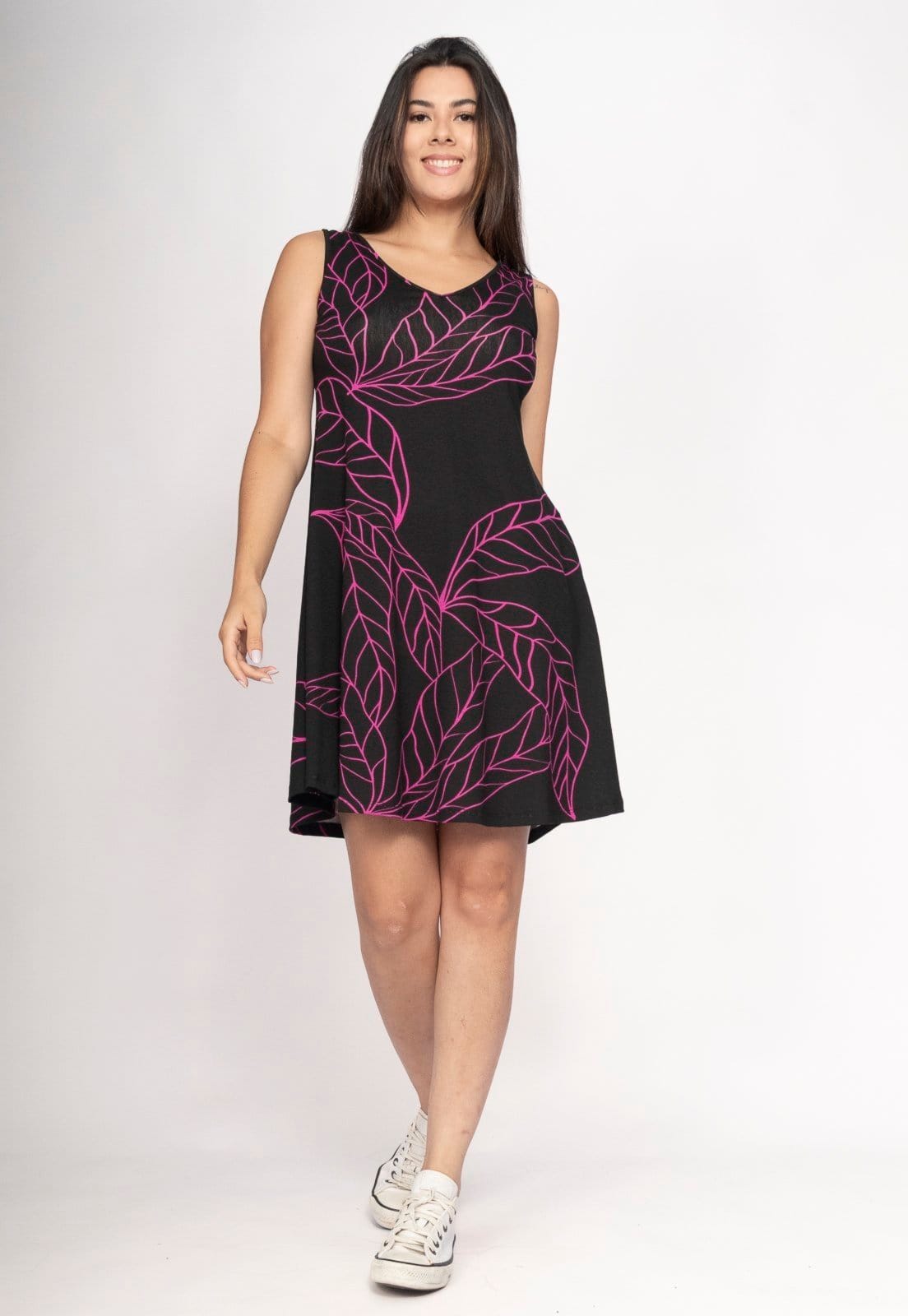 Vista principal Vestido CabanaFree Amana Curto Regata Malha Estampa Antúrios Lilás Cabanafree estampado