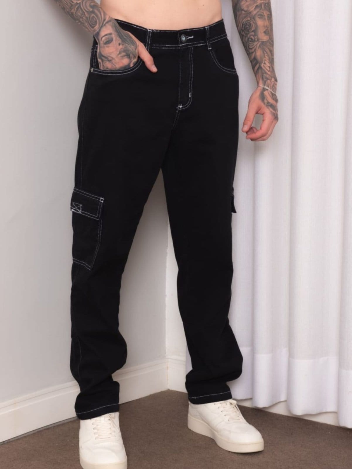 Vista principal Calça Cargo Masculino Sarja com Custura Branca Alleppo Jeans preto