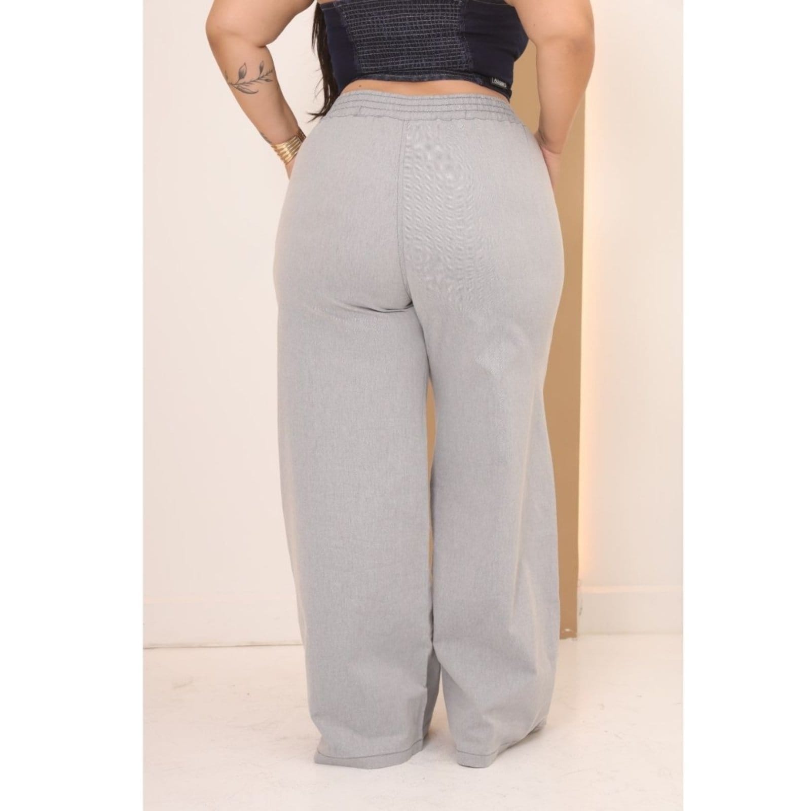 Vista 2 Calça Pantalona Alleppo Jeans Plus Size Jasmine com Elástico na Cintura Alleppo Jeans cinza