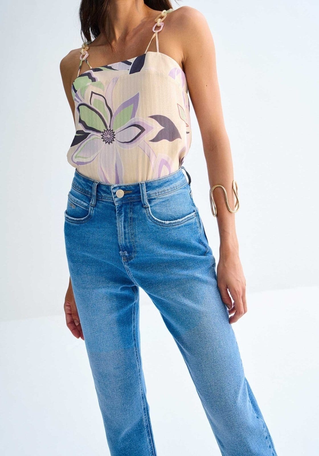 Vista 2 Calça Lez a Lez Mom Cintura Alta Desfiada Lez a Lez jeans