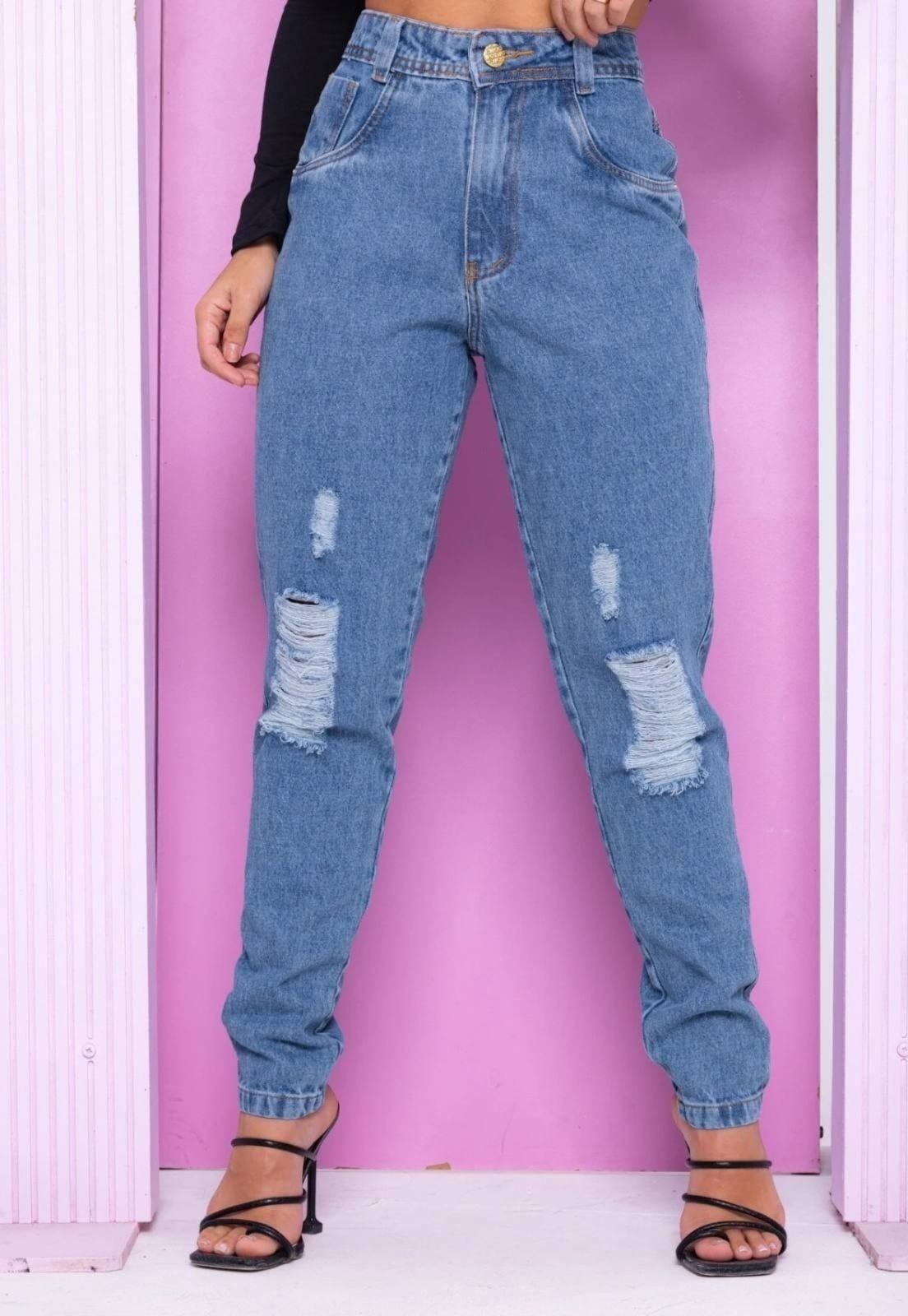 Calça Jeans Feminina Mom CCW Cintura Alta com Detalhes Destroyed e Rasgos Modernos