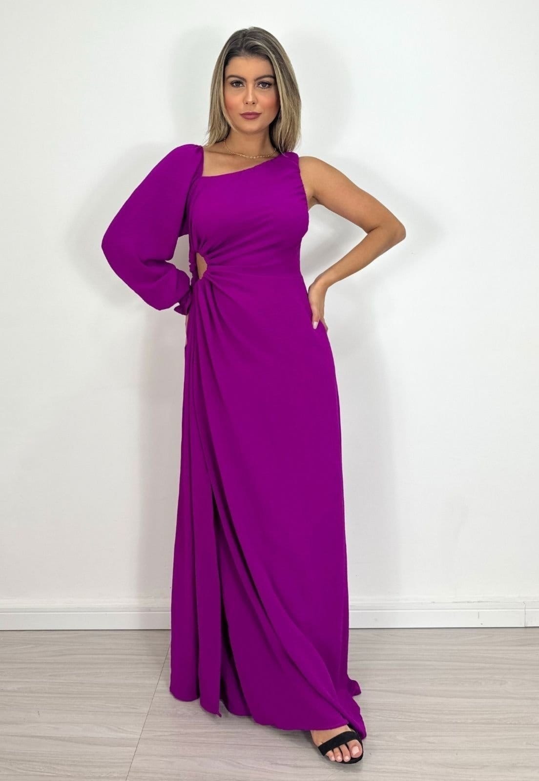 Vestido Longo uma Manga Longa Abertura Lateral e Fenda Yolanda Crepe Fúcsia