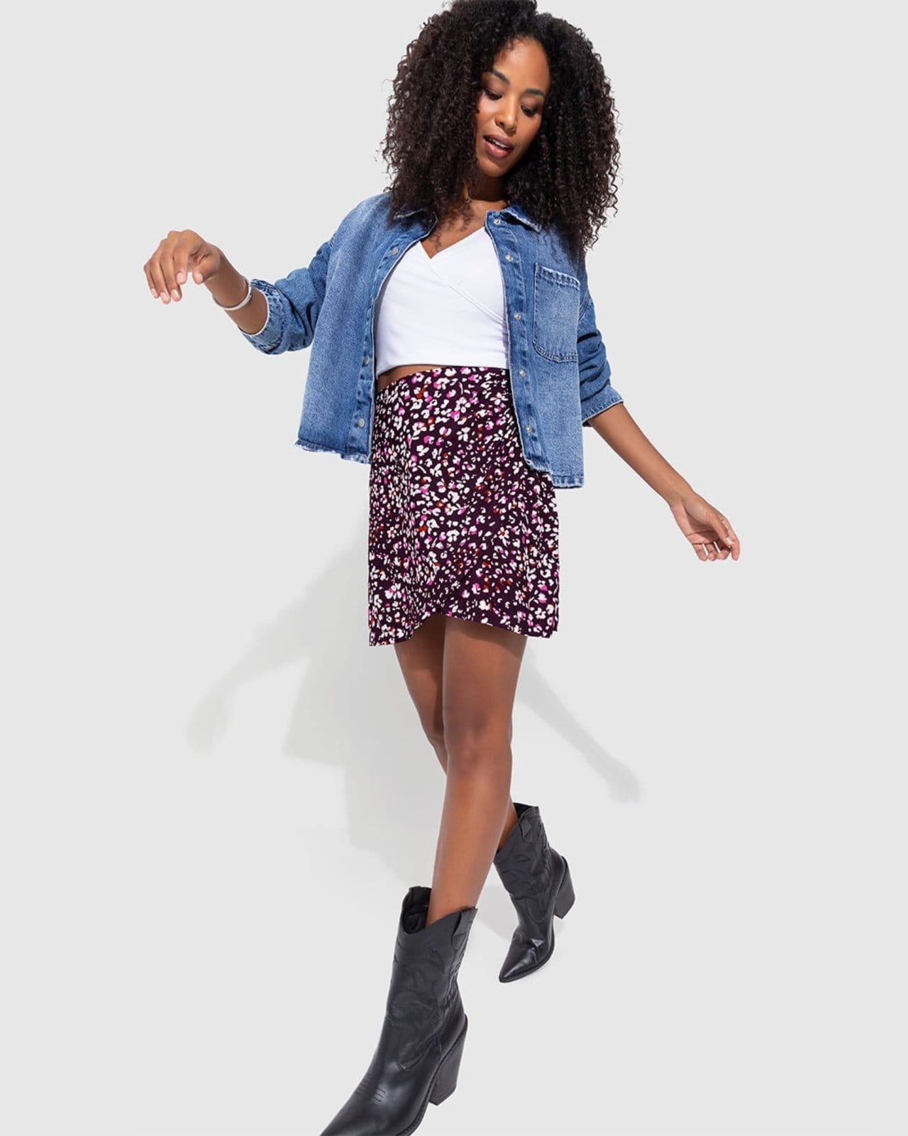 Vista principal Saia Curta Feminina Estampada Com Pregas Laterais Em Viscose Enfim roxo