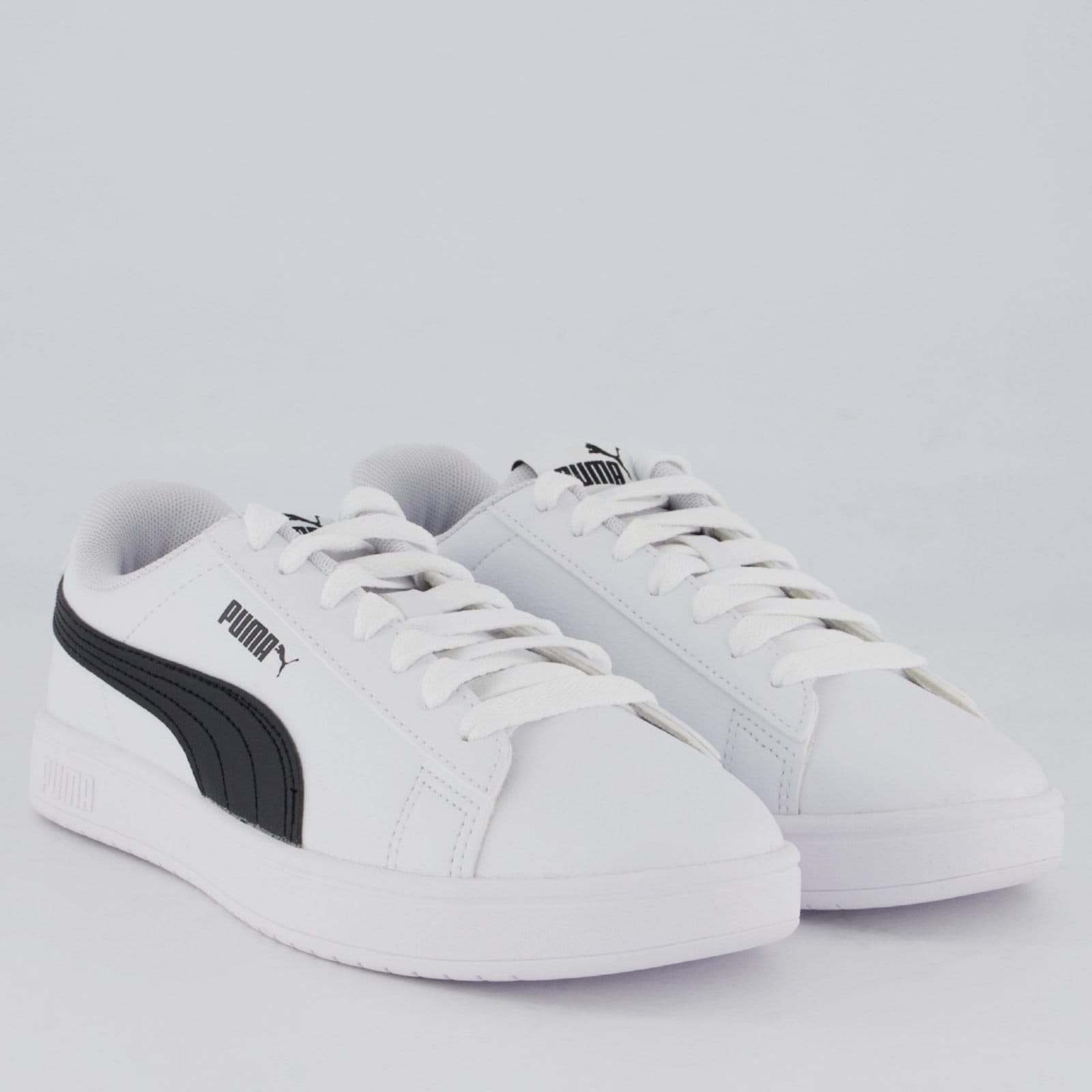 Vista 2 Tênis Puma Rickie Classic Feminino e Preto Puma branco