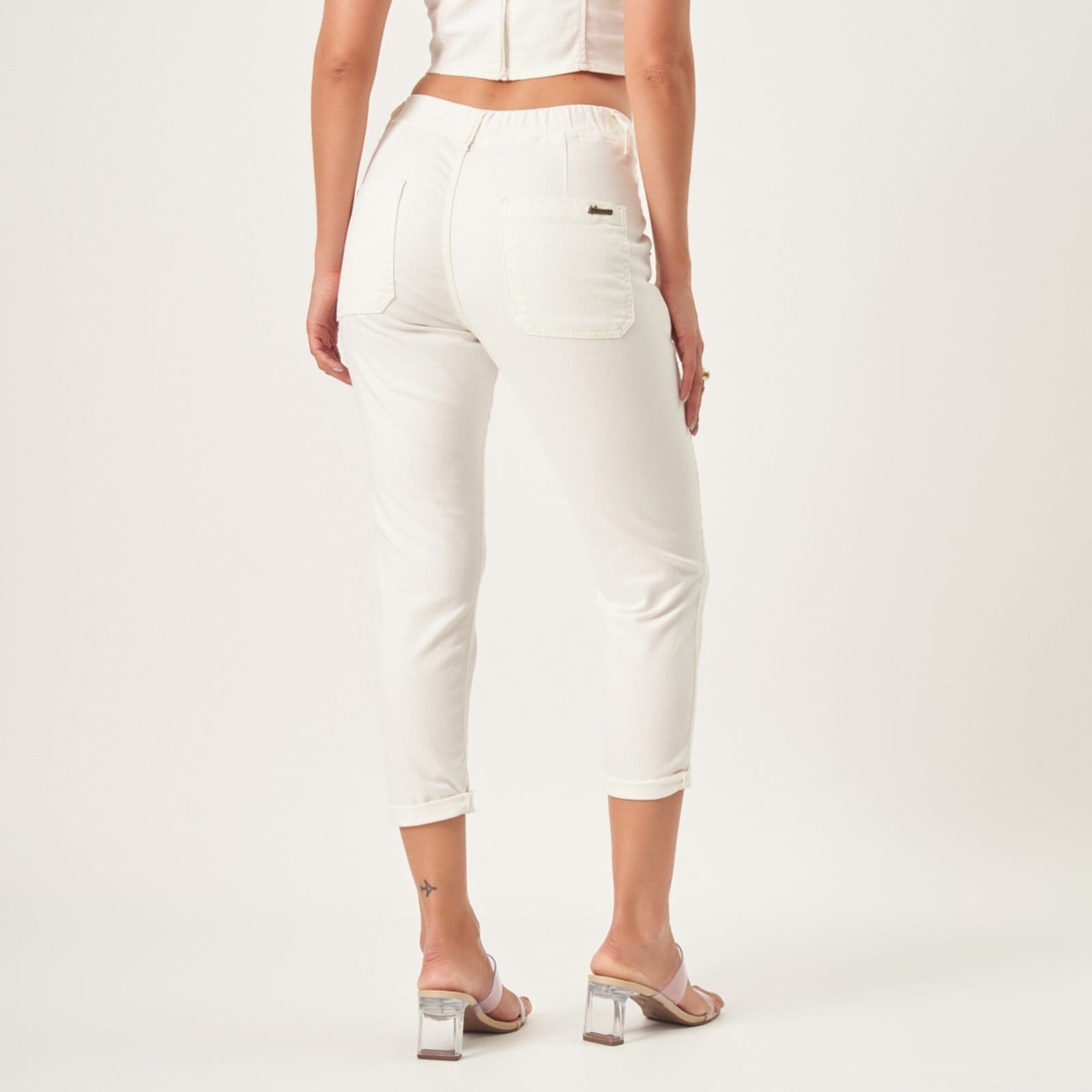 Vista 2 Calça Capri Jeans Color Confort Cintura Alta Bolso-Faca Cru Bloom branco
