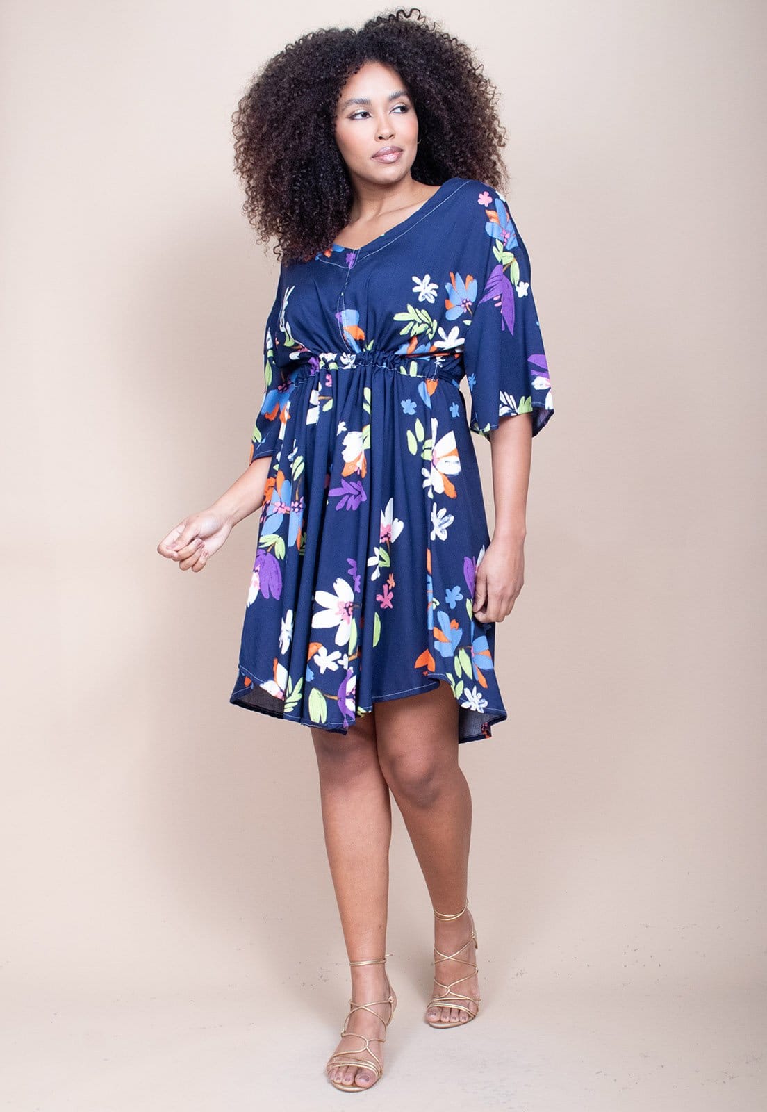 Vista 2 Vestido Curto CabanaFree Caaxixá Viscose com Cordão na Cintura Estampa Festa das Flores Cabanafree azul/branco/estampado/roxo azul