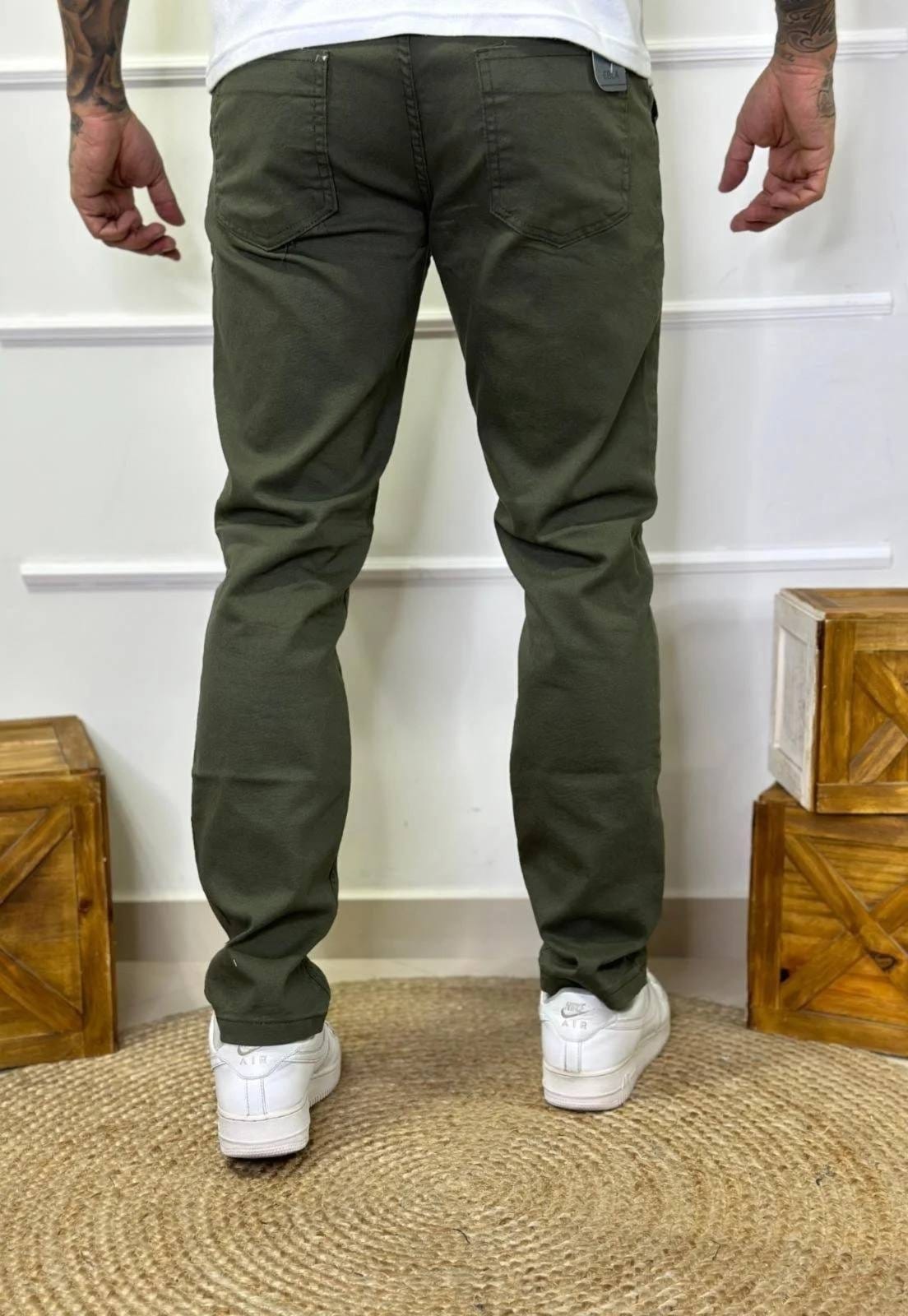Vista 2 Calça Masculina de Sarja Alfaiatada Skinny com Elastano Militar ER ESTILO RENOVADO verde