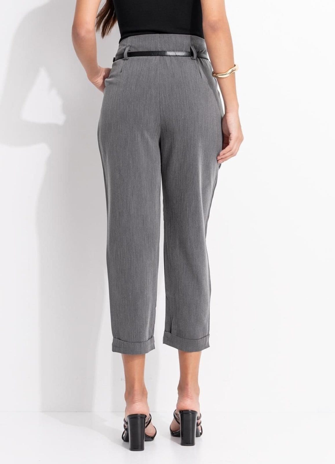 Vista 2 Calça Cenoura Alfaiataria Acompanha Cinto Quintess cinza