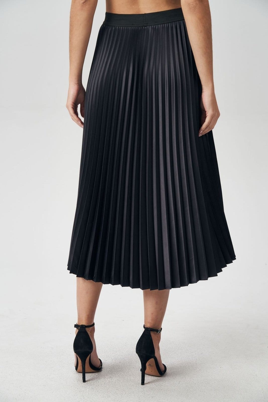 Vista 2 Saia Plissada Midi Acetinada Feminina Acostamento ACT FEMININO cinza