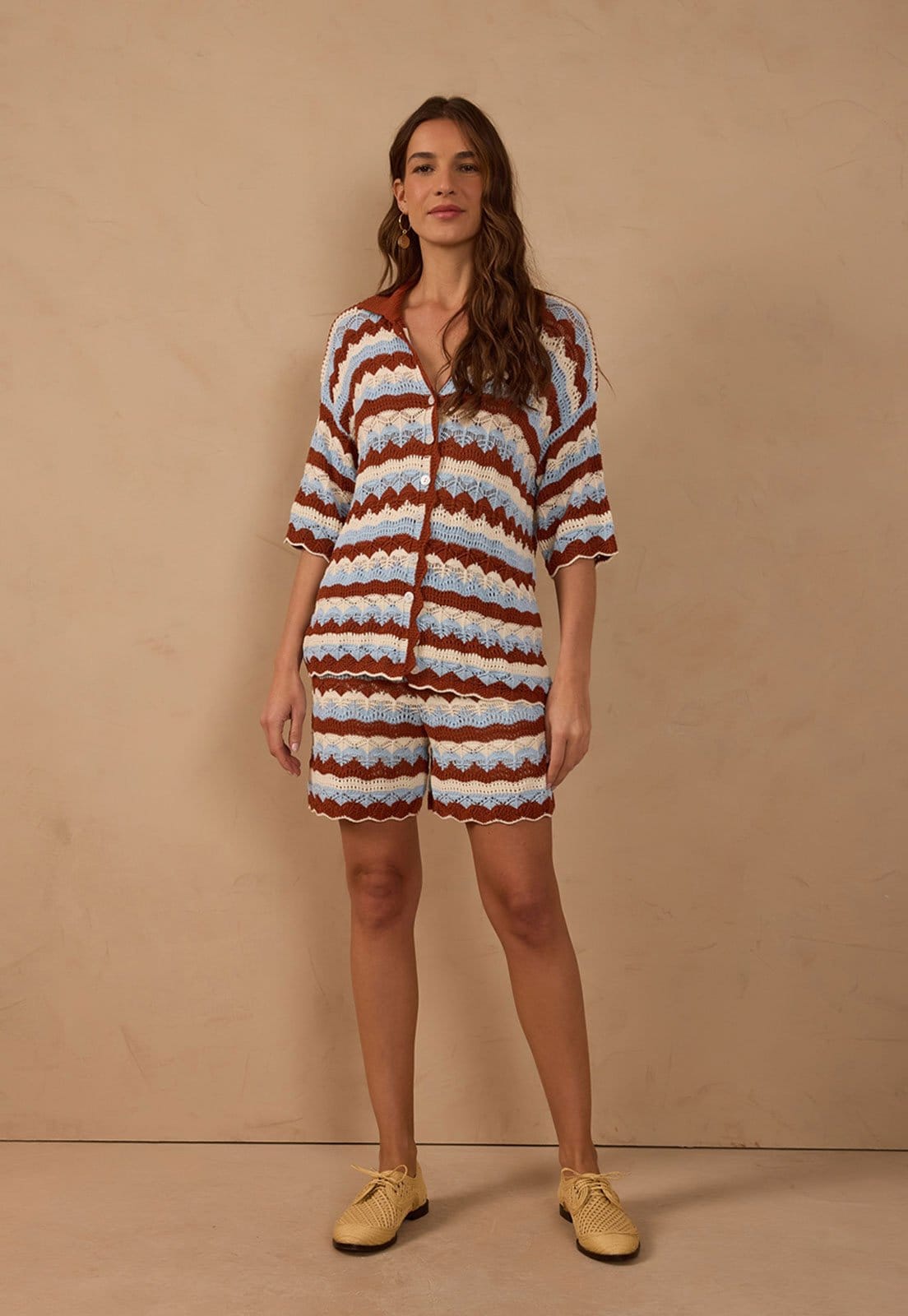 Vista 2 Shorts Feminino Dress To Crochê Listrado Dress to marrom