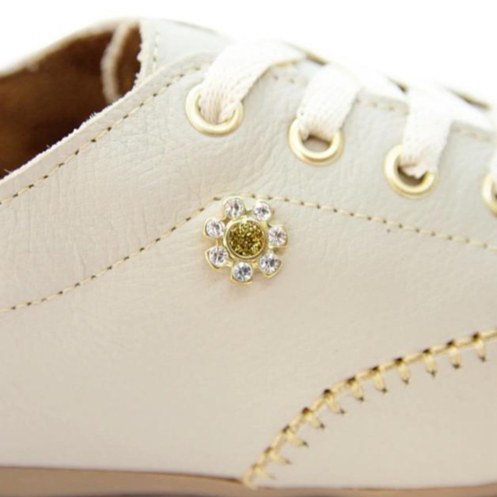 Vista 2 Sapatênis Feminino Bege Off White Broche Flor Em Couro Leve ROMEU E JULIETA SHOES bege white