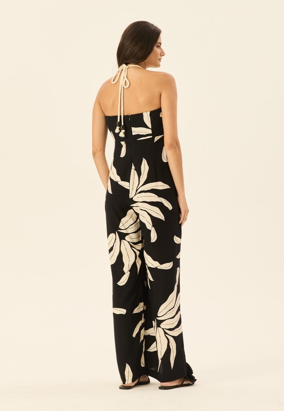 Vista 2 Macacão Detalhe Túnel Corda Estampado Floral CaCay preto