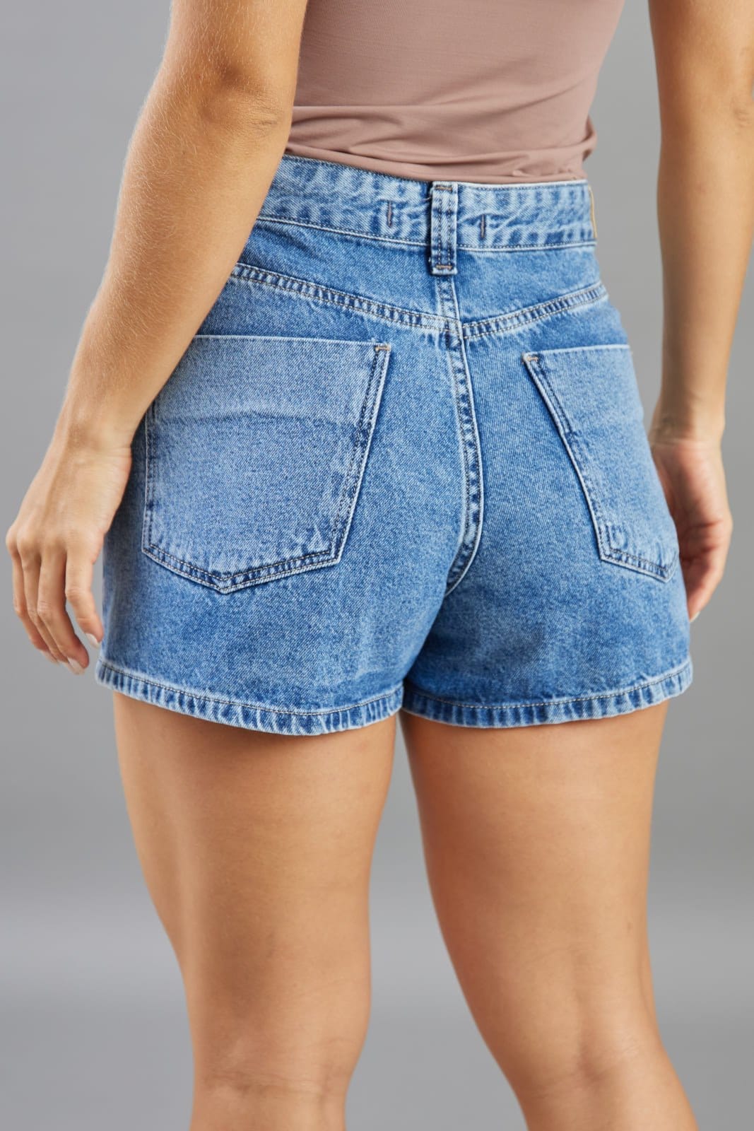 Vista 2 Shorts Jeans Feminino Mom Cintura Alta Marmorizado Dialogo DIALOGO azul