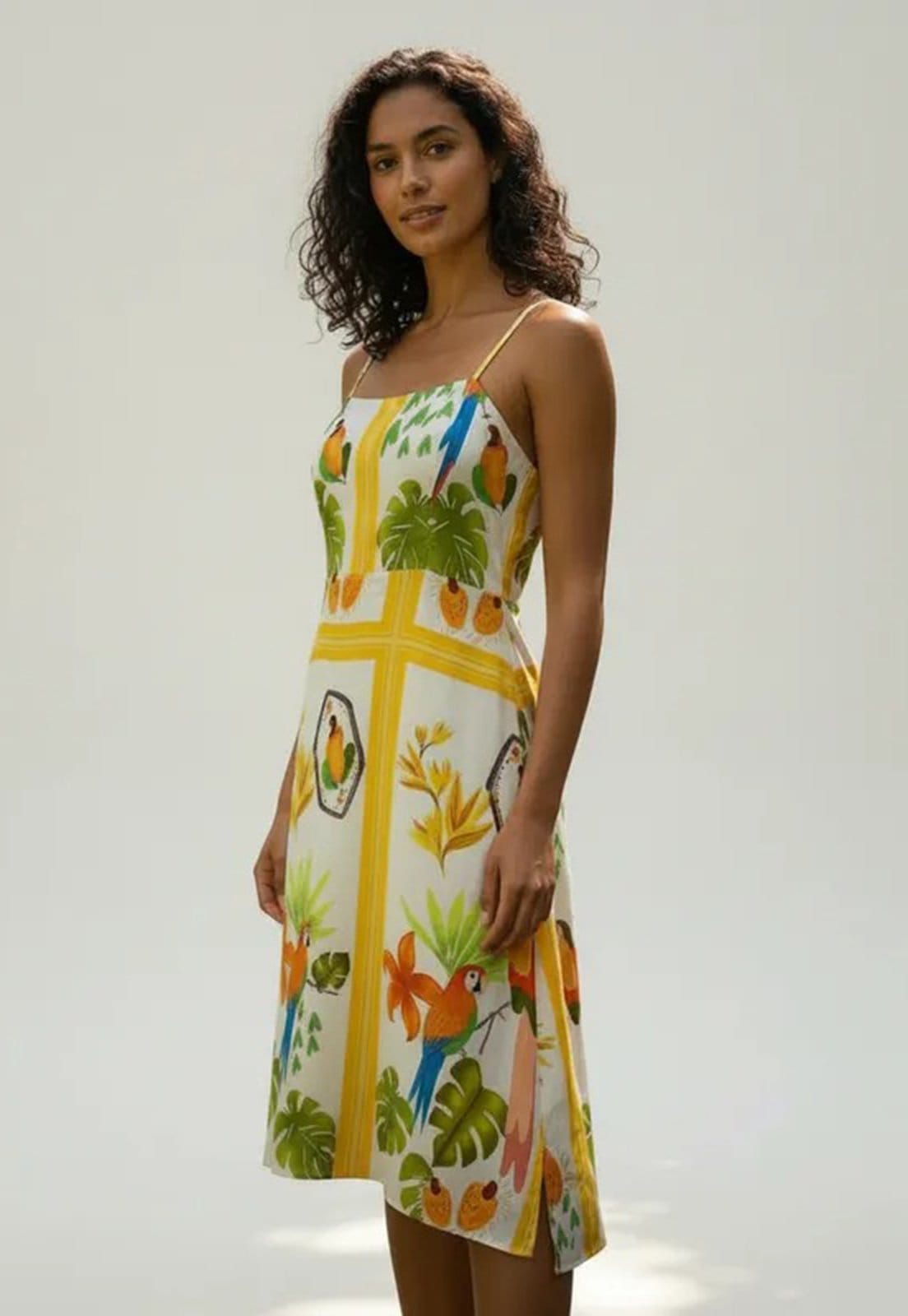 Vista 2 Vestido CabanaFree Midi Alça Fina Estampa Alma Tropical Cabanafree branco/estampado