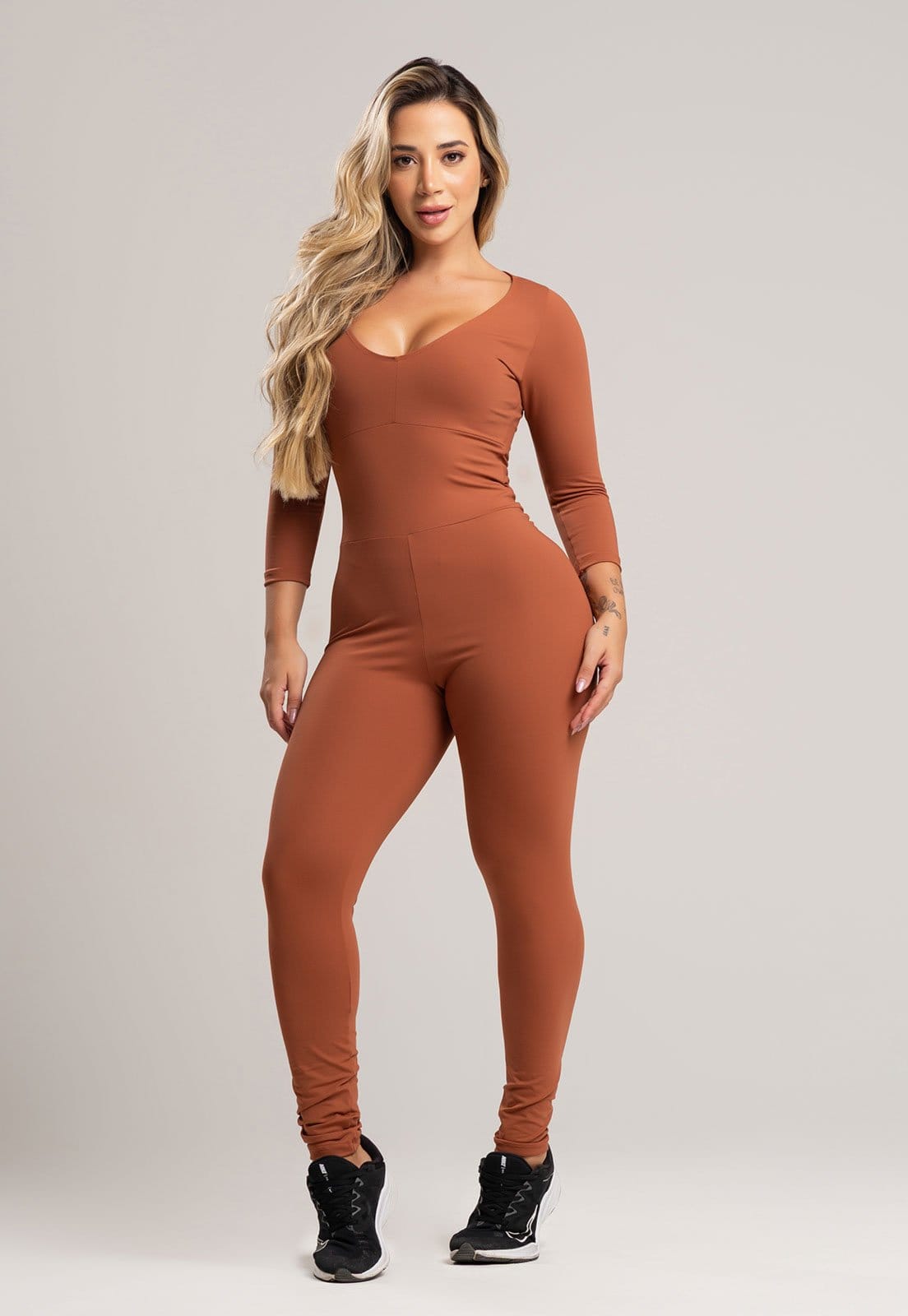 Vista 2 Macacão Manga 3/4 MVB Modas Feminino Costa Fechada Poliamida Fitness Mousse Mvb Modas marrom