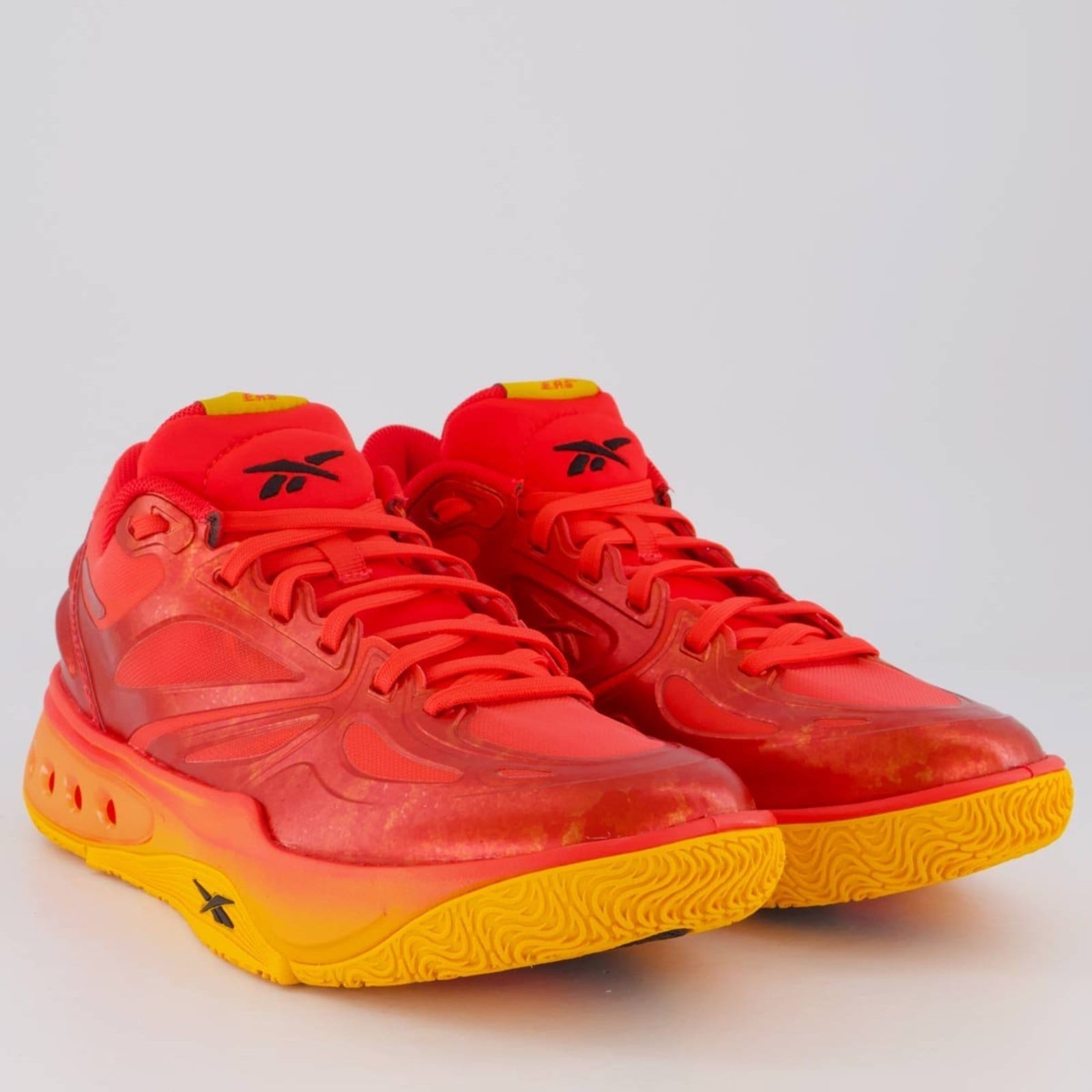 Vista 2 Tênis Reebok Engine A e Laranja Reebok vermelho