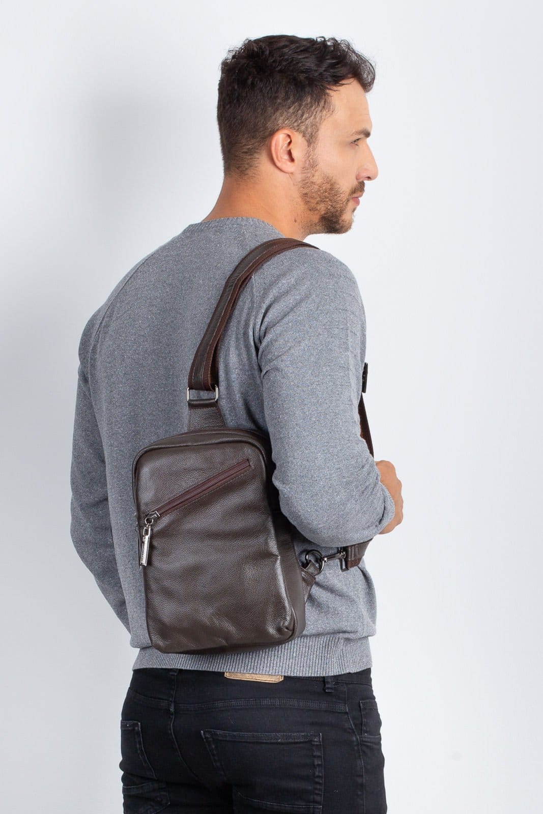 Vista 2 Mini mochila transversal de couro Eric Vira Vento café