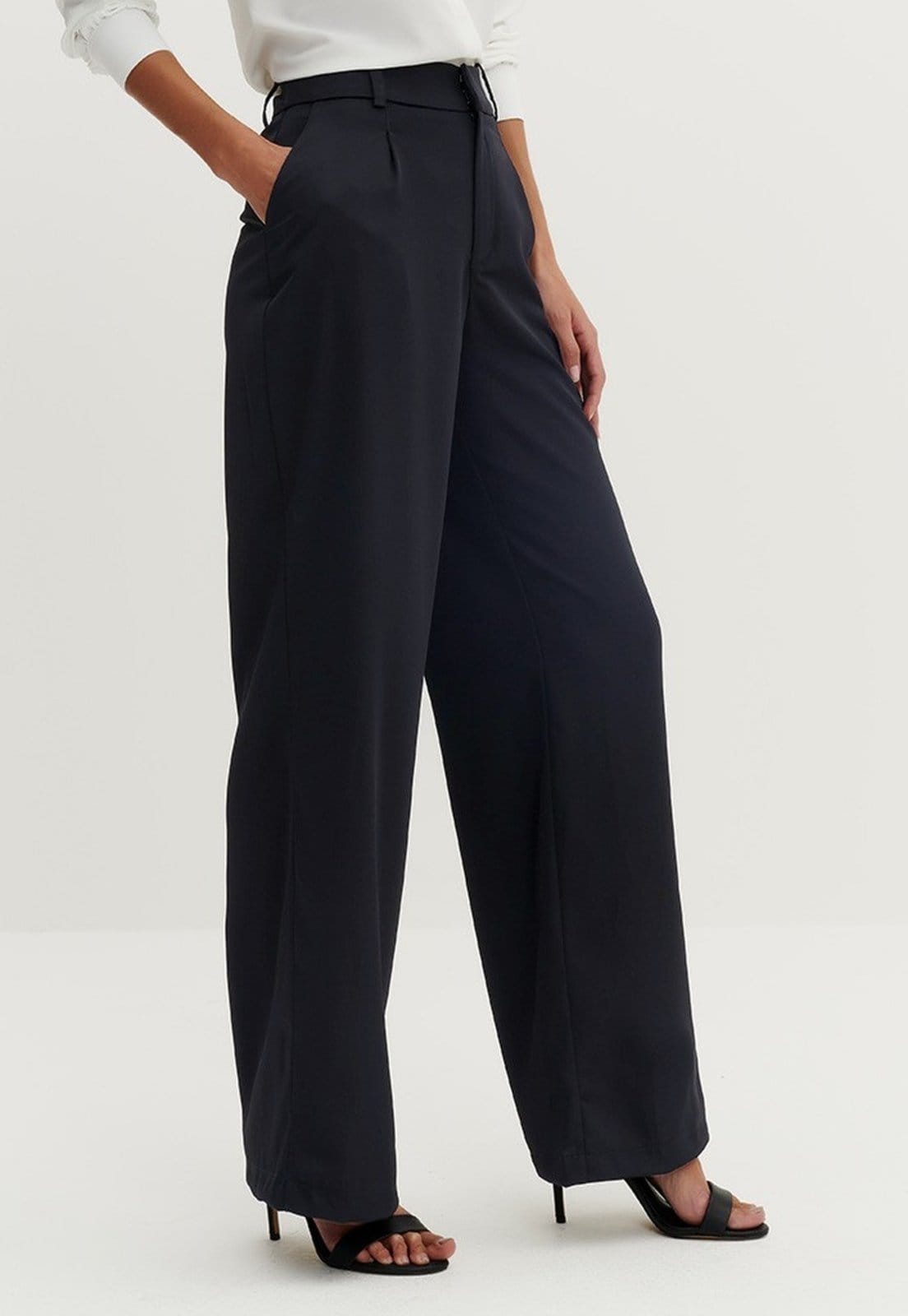 Vista 2 Calça Wide Leg Preta de Alfaiataria Timotea Principessa preto