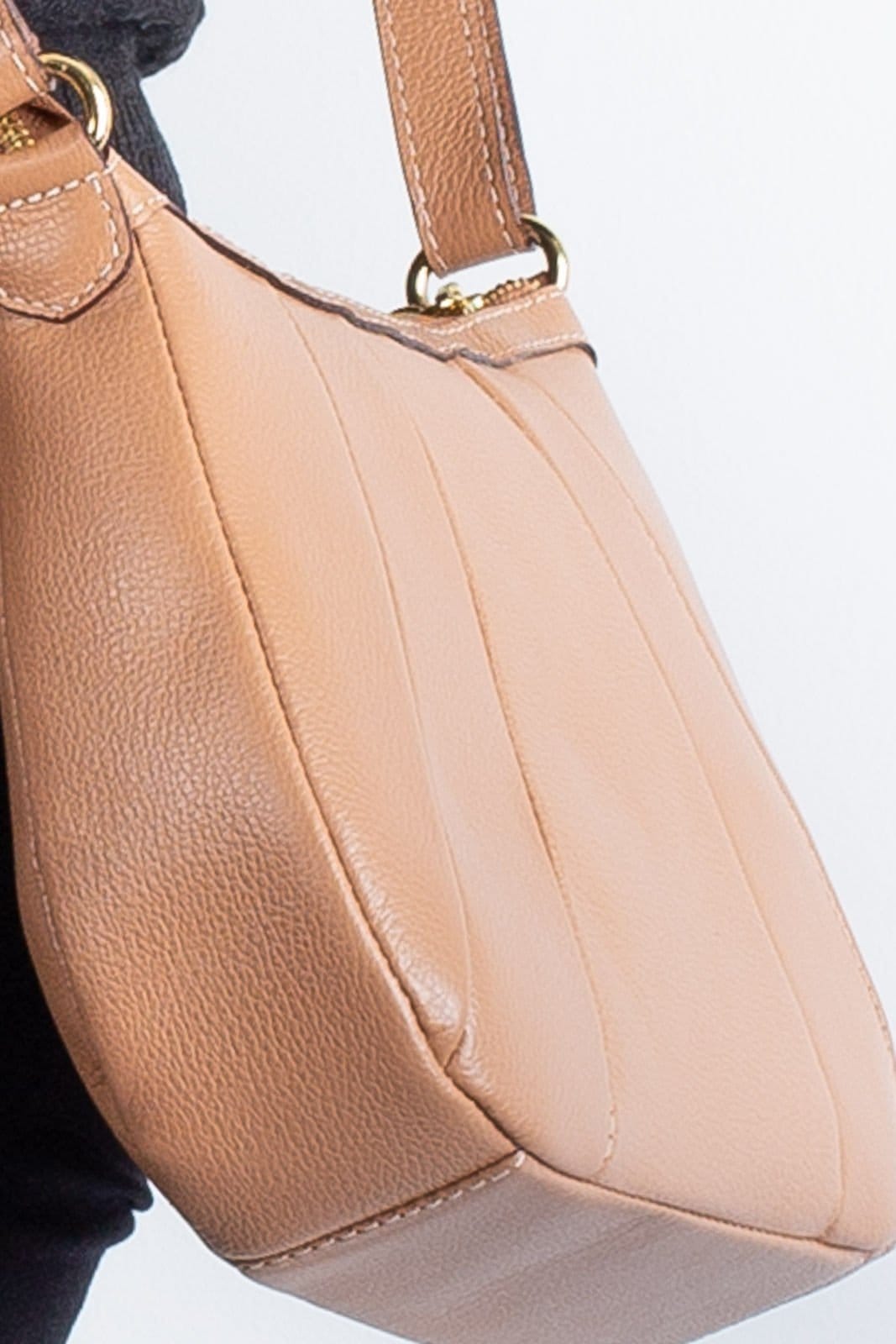 Vista 2 Bolsa transversal em couro liso Greice Andrea Vinci bege