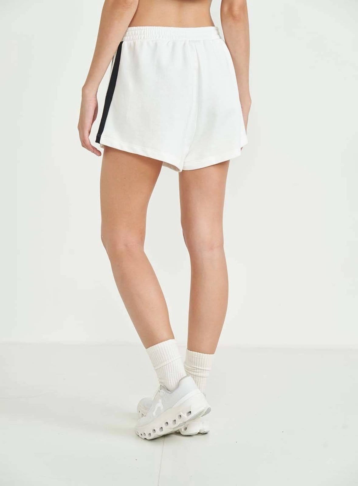 Vista 2 Short Colcci Sport Comfort Feminina Off Natural Colcci Sport off-white natural