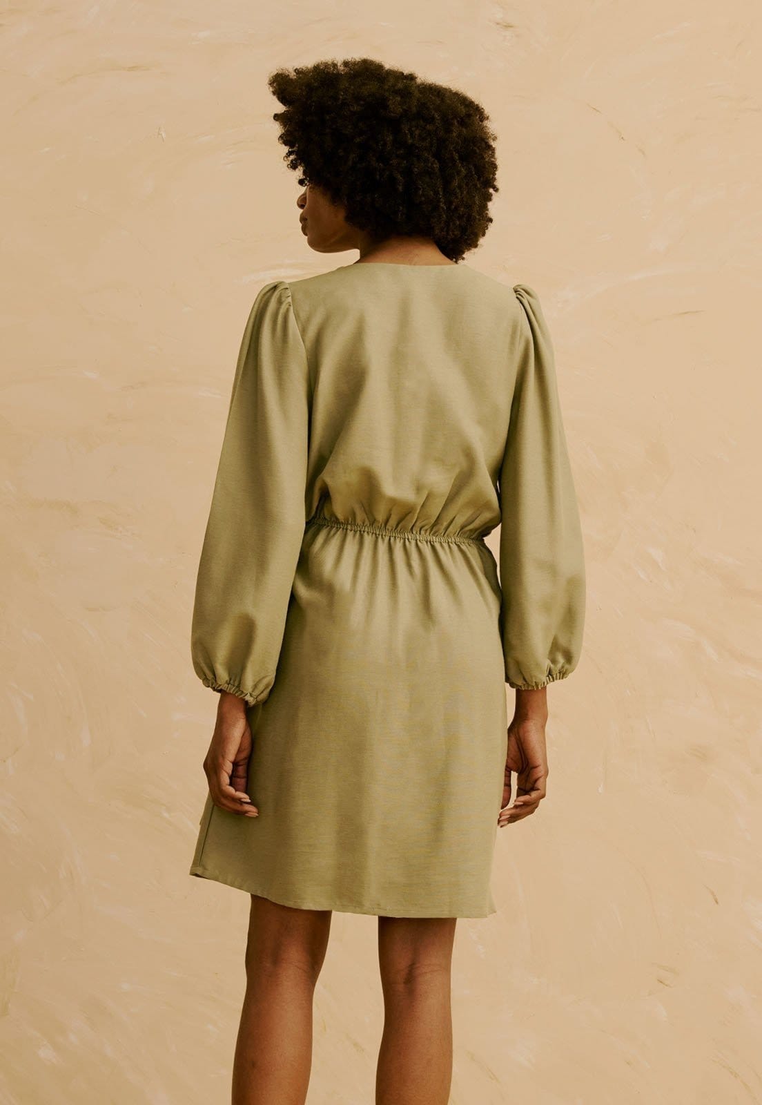 Vista 2 Vestido Curto Liso Ponteira Decote CaCay verde