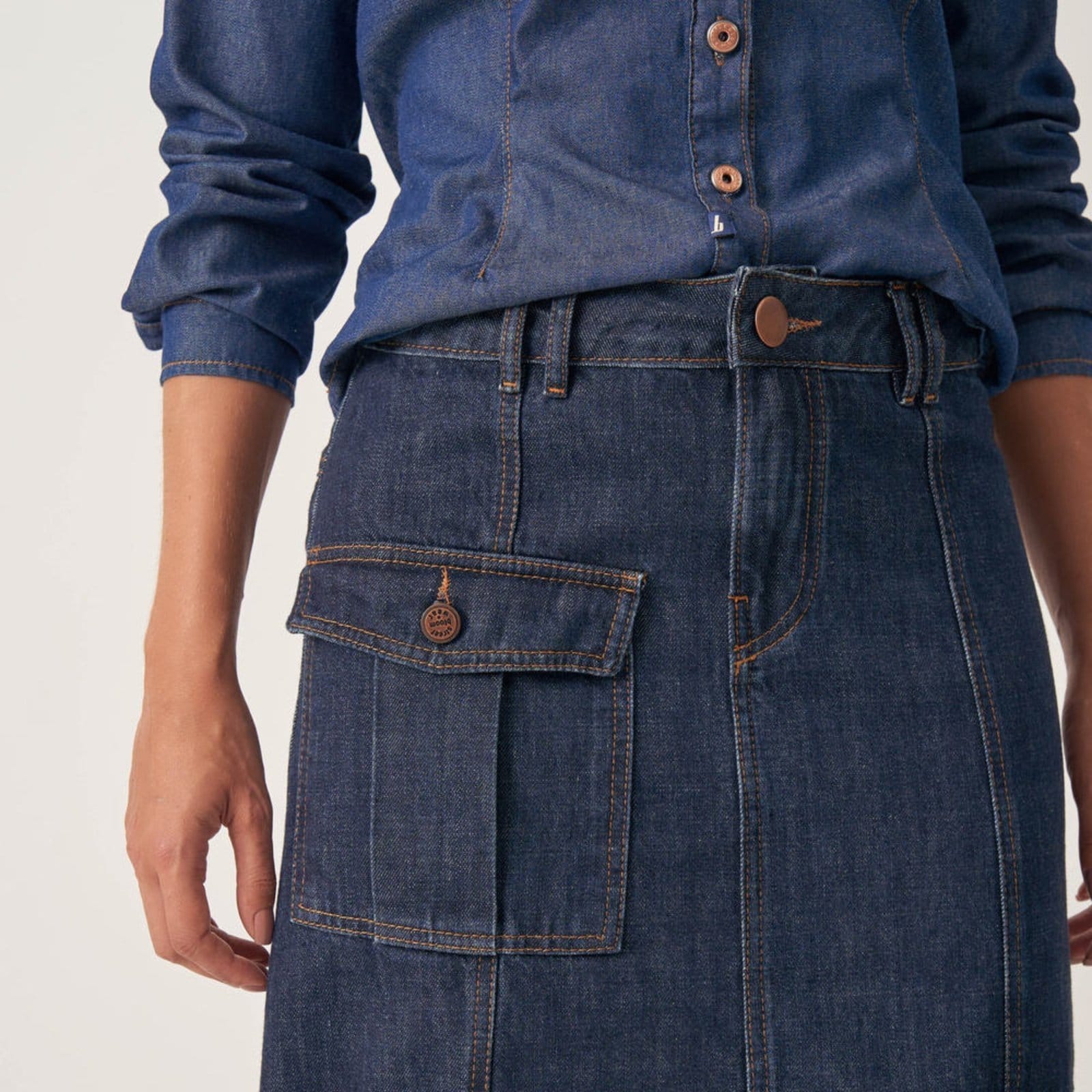 Vista 2 Saia Jeans Midi Bolso Cargo Frontal Bloom azul marinho