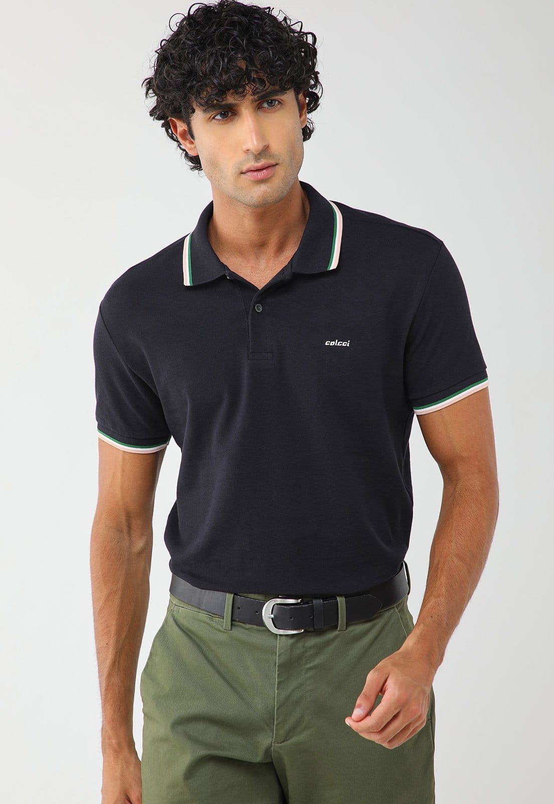 Vista principal Polo Masculina Colcci Detalhe Gola Manga Curta Preta Colcci preto