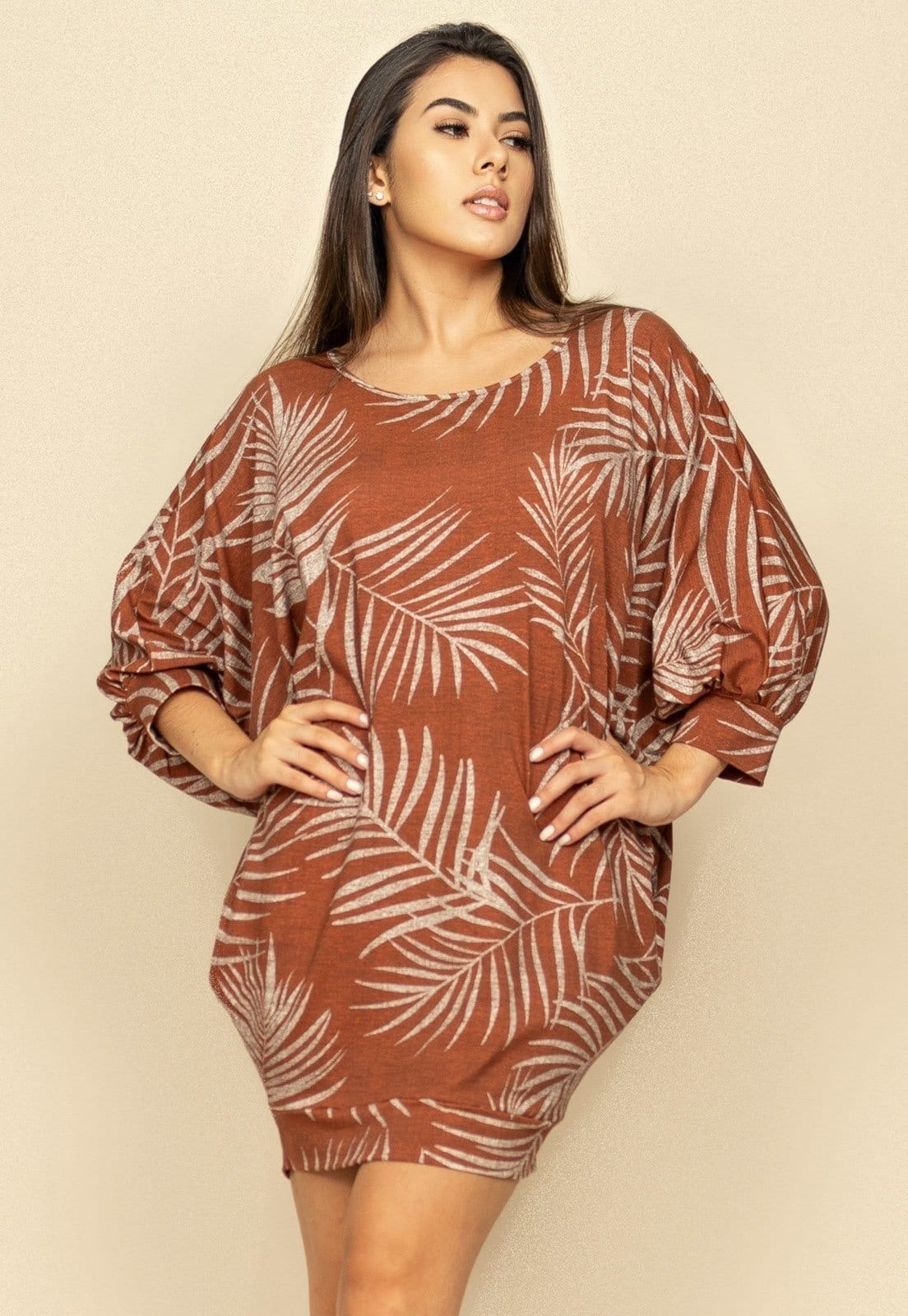 Vestido Curto Malha Morcego Manga 3/4 Estampa Palmas Terra