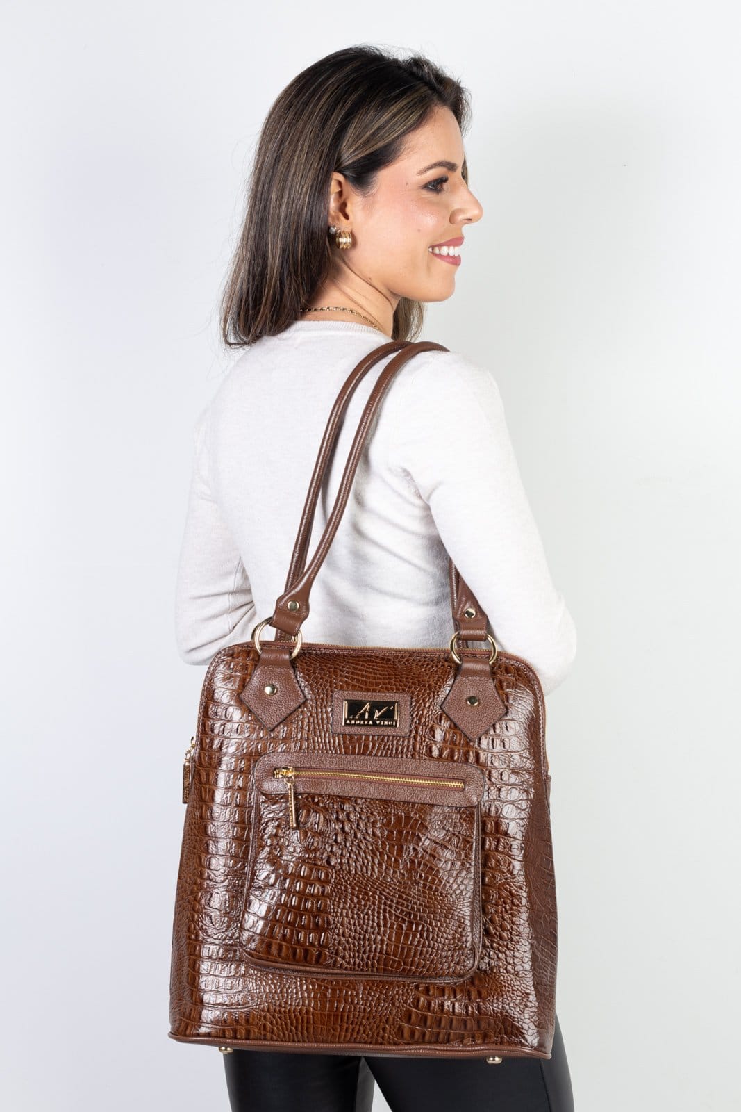 Vista principal Bolsa mochila de couro croco Lívia - Whisky Andrea Vinci preto