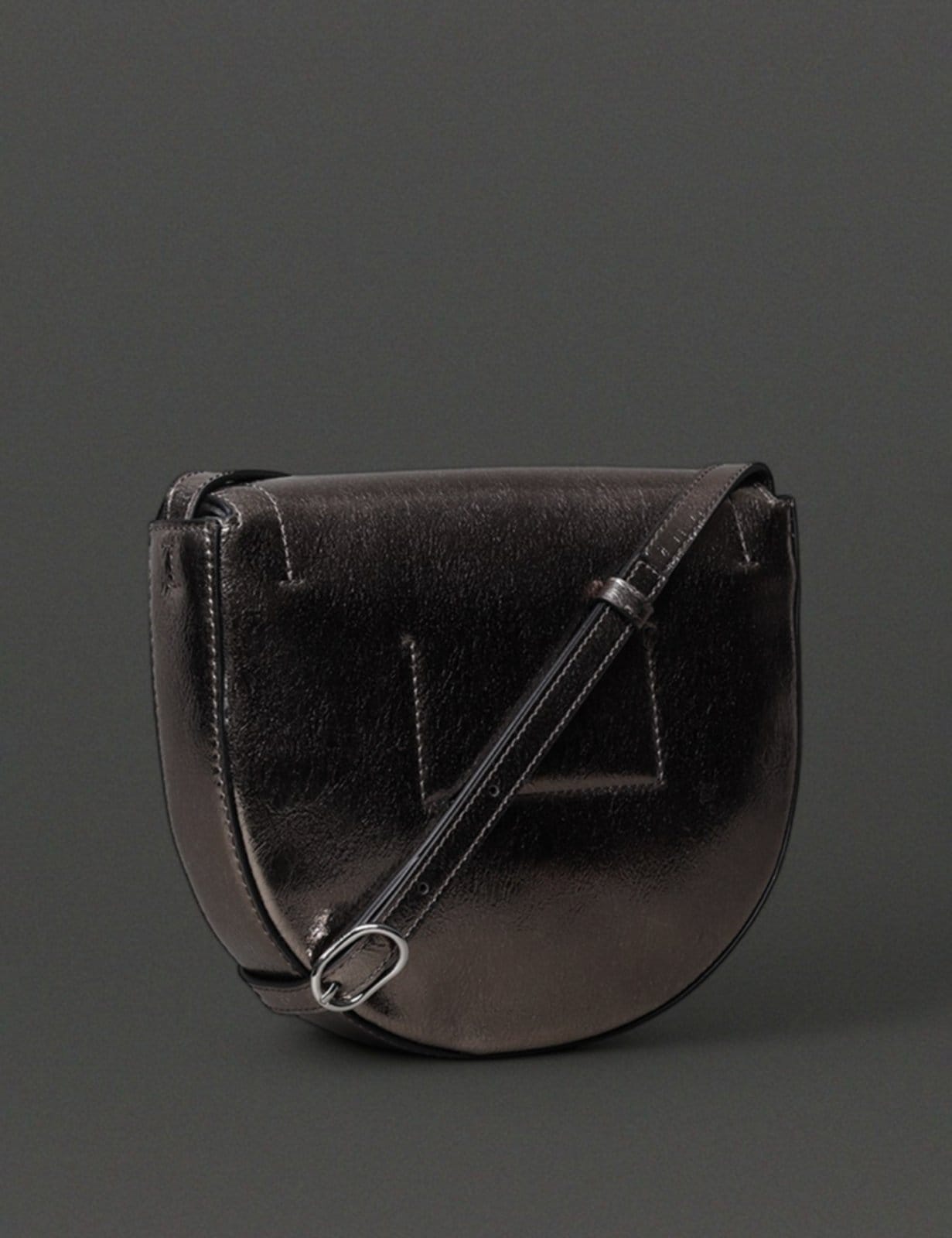 Vista 2 Bolsa Feminina Metálica Logo Central Calvin Klein Jeans - Grafite Calvin Klein Jeans cinza