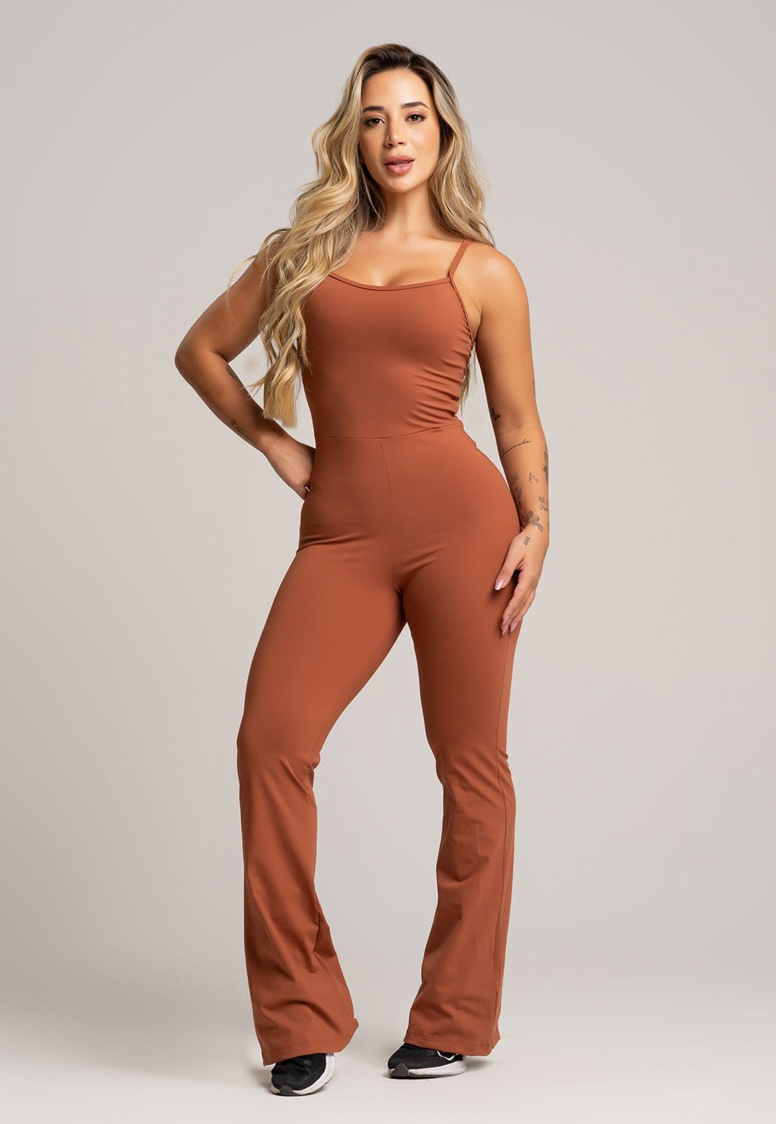 Vista 2 Macacão Flare MVB Modas Fitness Academia Alcinha de Regulagem Poliamida Mousse Mvb Modas marrom