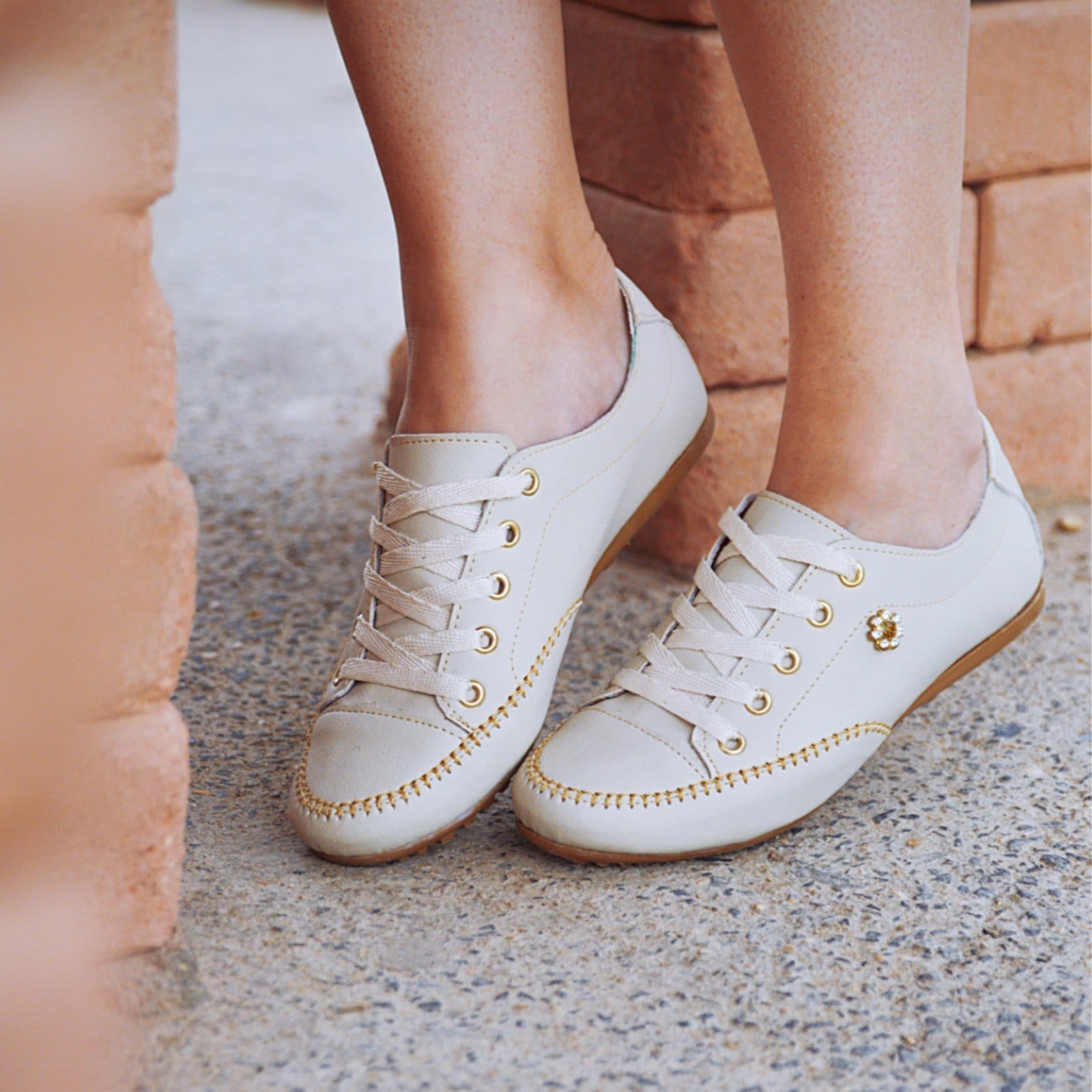 Vista 2 Tênis Sapatênis Coleção Paola Ferrara 2025 - COURO - TODO FORRADO - Cod800 Fascino diRavena bege