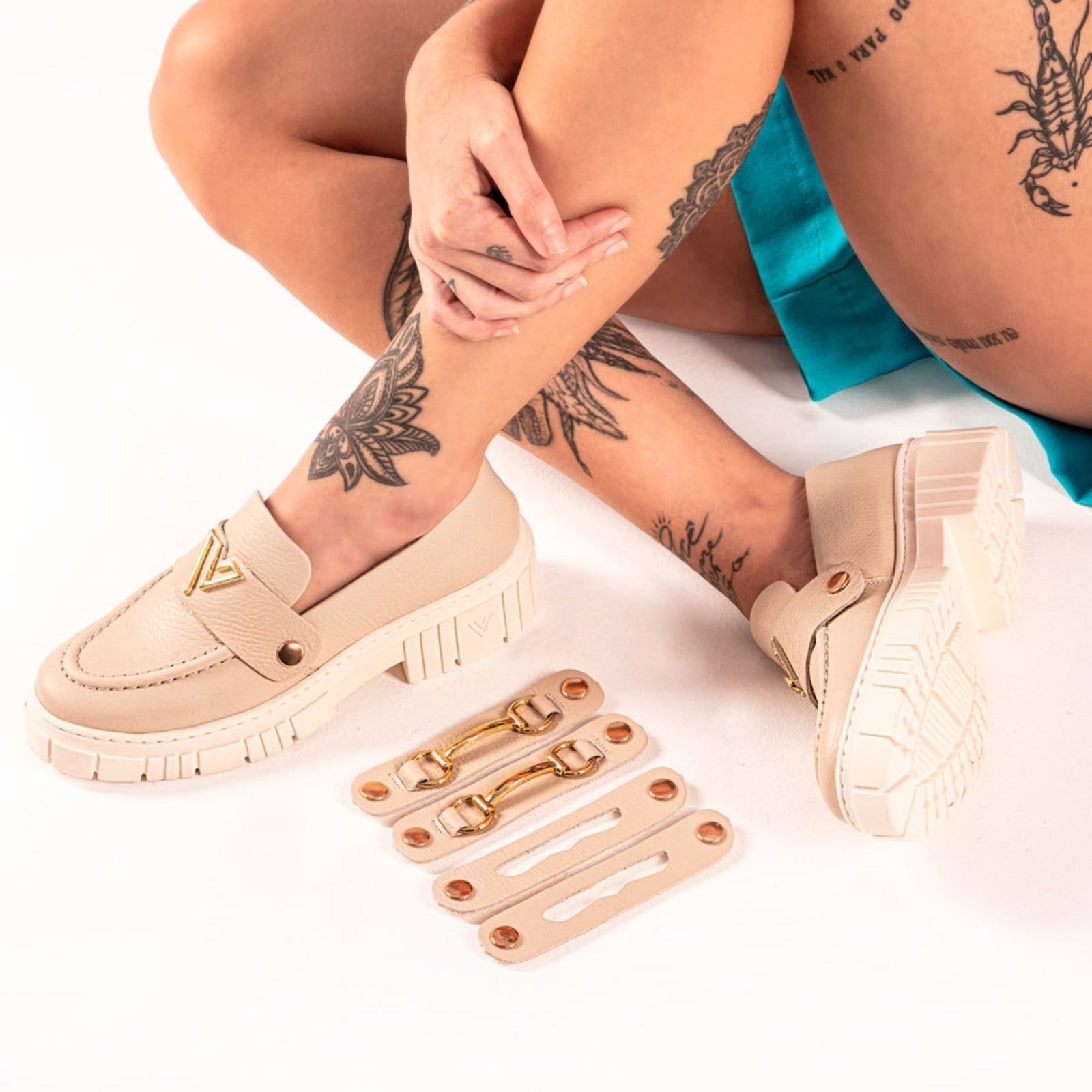 Vista 2 Mocassim Feminino em Couro Vittal com 3 Fivelas Removíveis Off White USE VITTAL off-white white