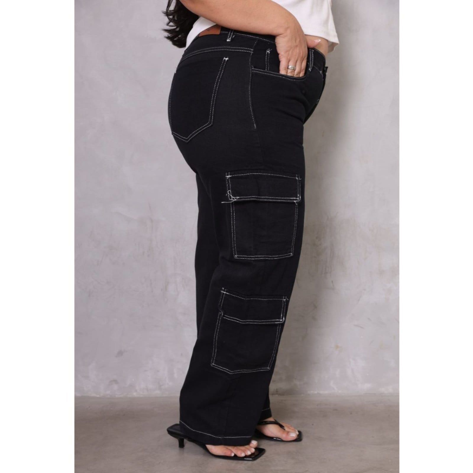 Vista 2 Calça Cargo Feminina Plus Size Preta Sarja com Costura Branca Jeans Loka 4 Bolsos Laterais Jeans Loka preto