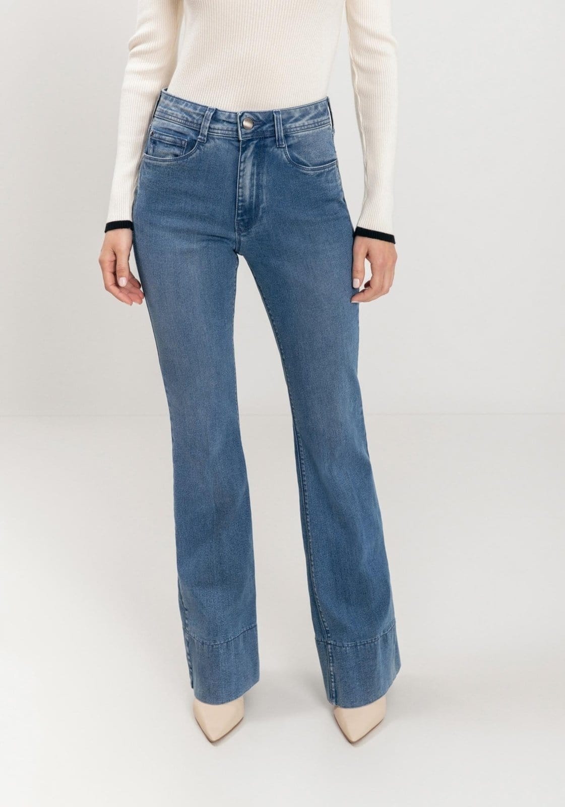 Vista 2 Calça Jeans Flare Com Cintura Alta E Bolsos Funcionais Lez a Lez azul