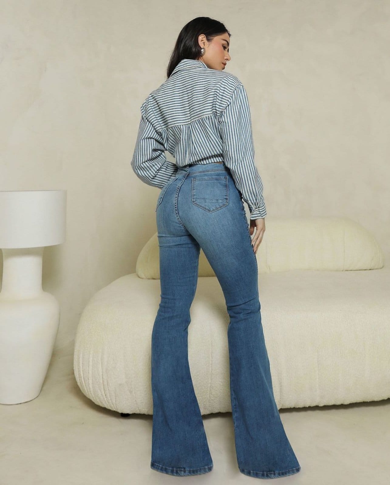 Vista 2 Calça Maxi Flare Feminina 25110 Média Consciência jeans