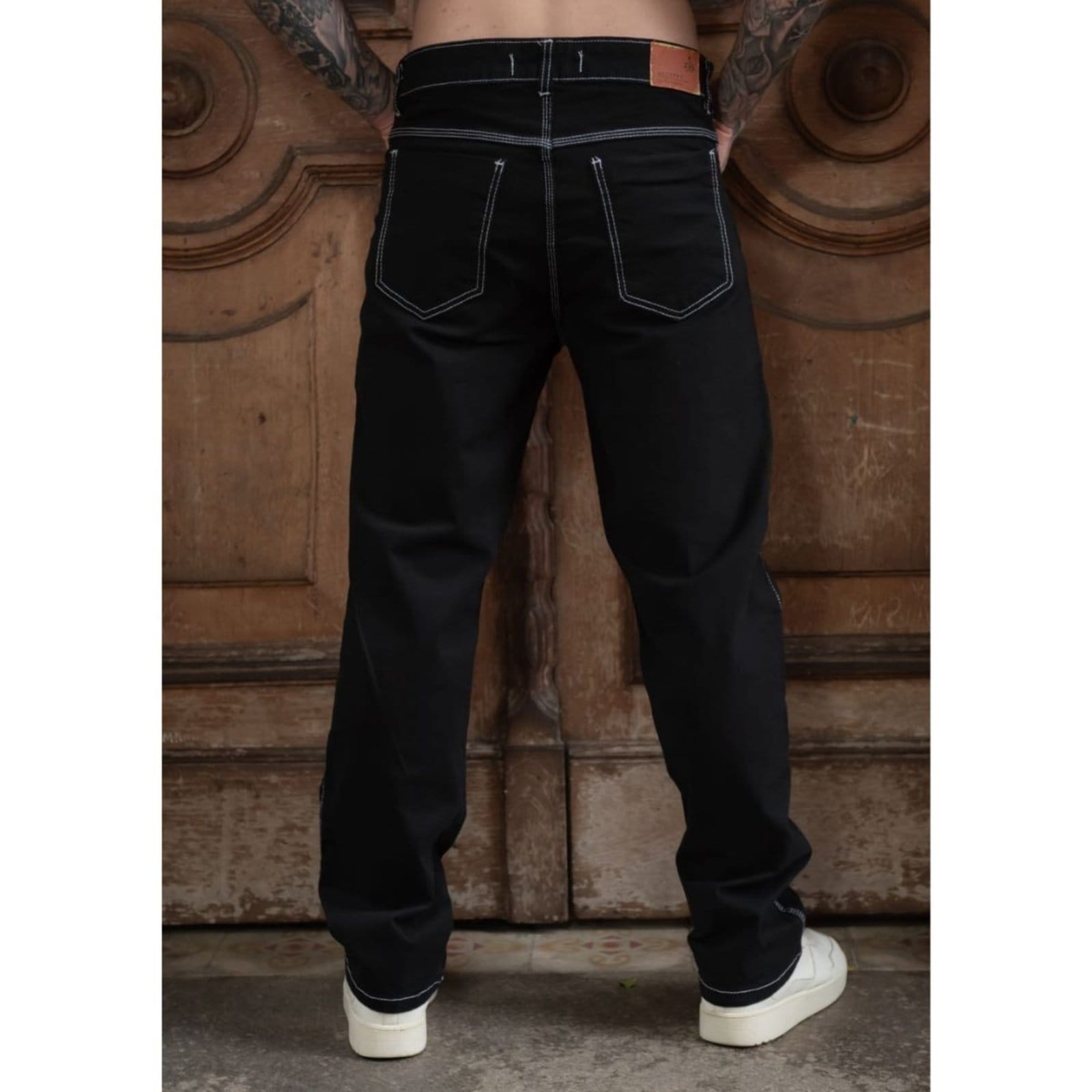 Vista 2 Calça Masculina Reta Sarja Preta Com Costura Branca Alleppo Jeans preto