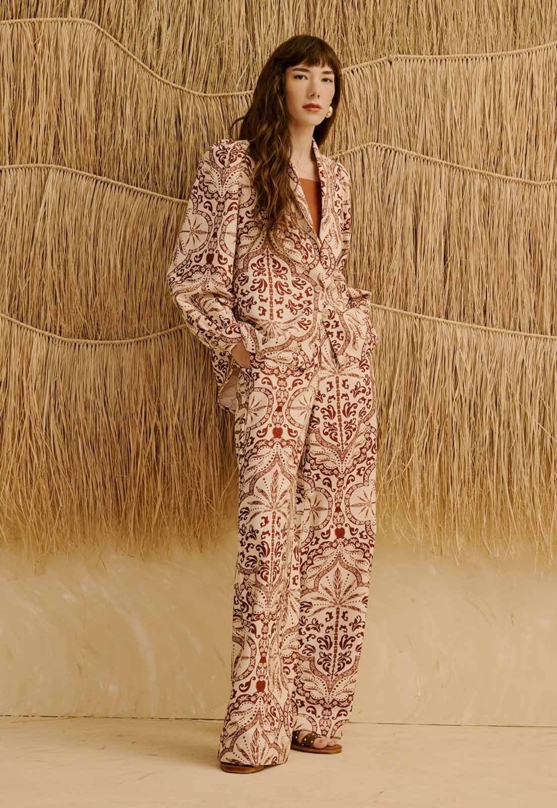 Vista principal Calça Reta Estampada Palmas Del Sol CaCay marrom