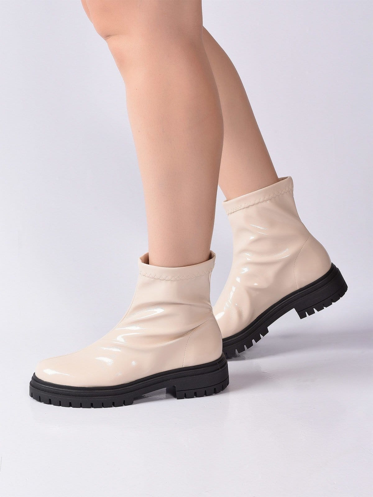 Vista principal Bota Off White Verniz Solado Tratorado Grosso Salook off-white white