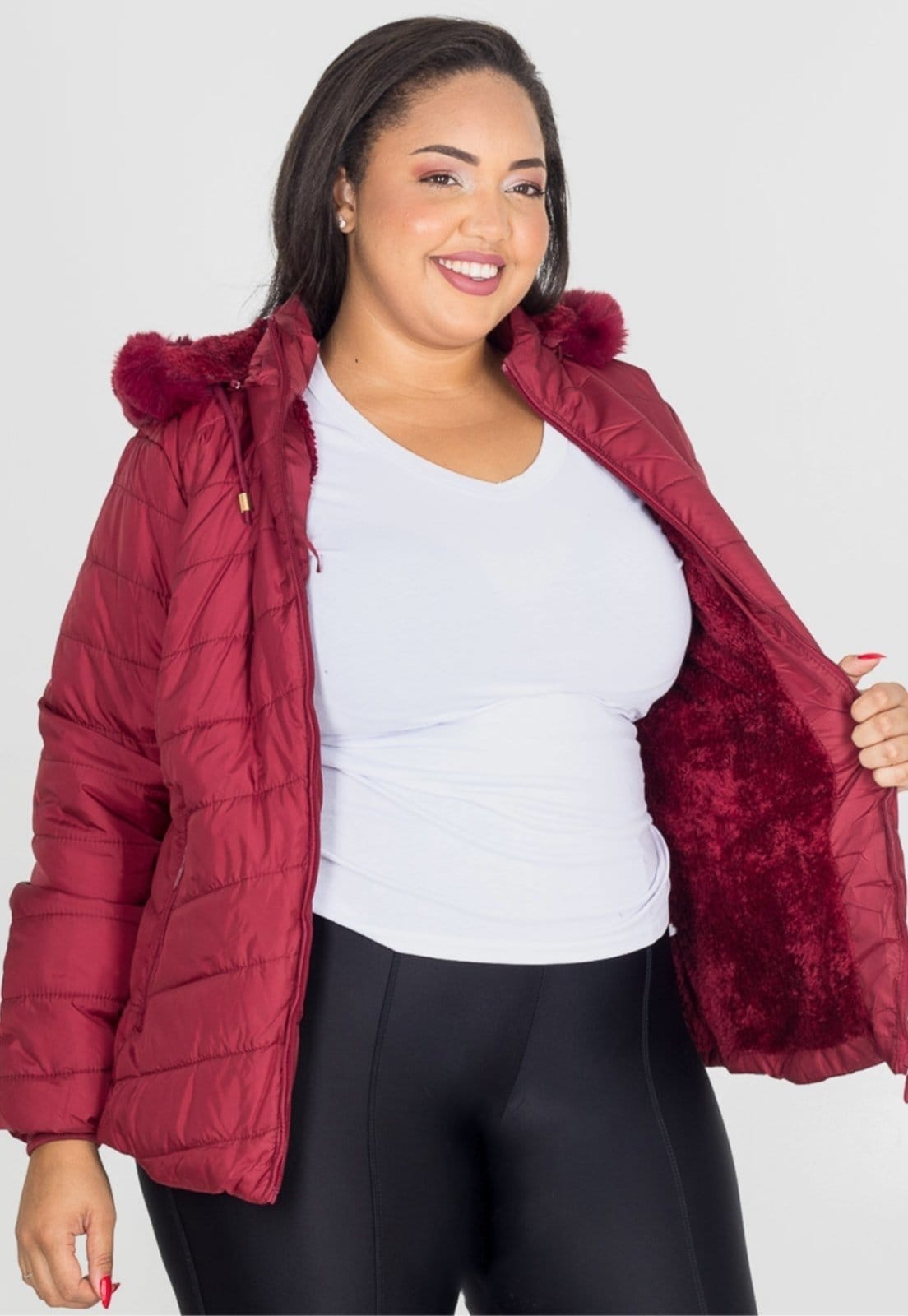 Vista 2 Jaqueta Plus Size para Inverno Bobojaco Nylon Capuz Removível Vermelha Cia do Vestido vermelho