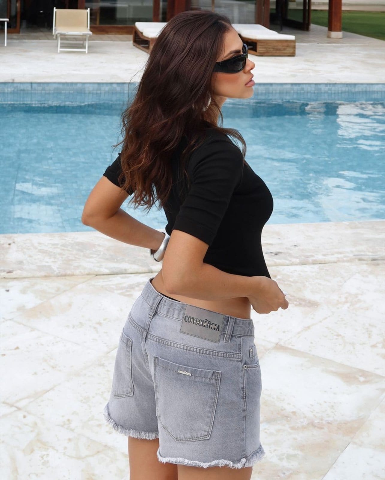 Vista 2 Shorts Jeans Boy Feminina com Barra Desfiada 24998 Consciência cinza