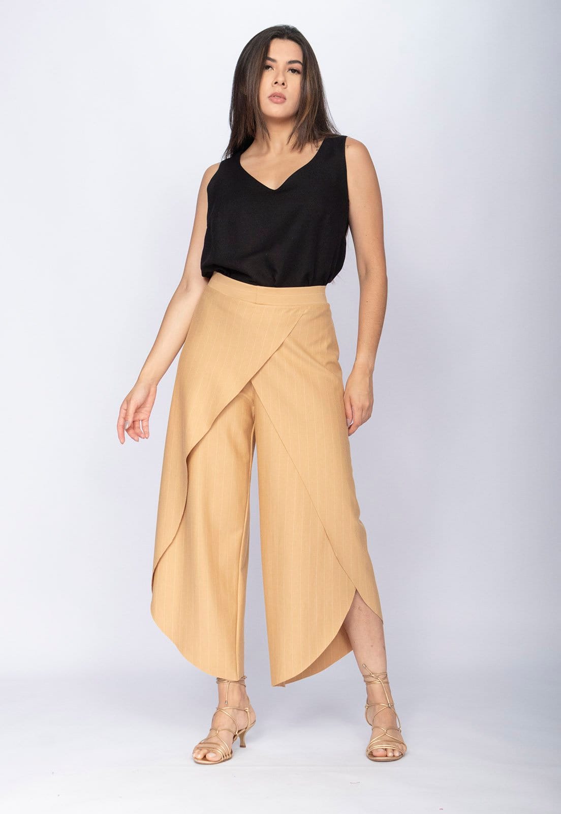 Calça Amazonia Vital Pantacourt Garatéa Transpassada Risca de Giz Dourado Buriti