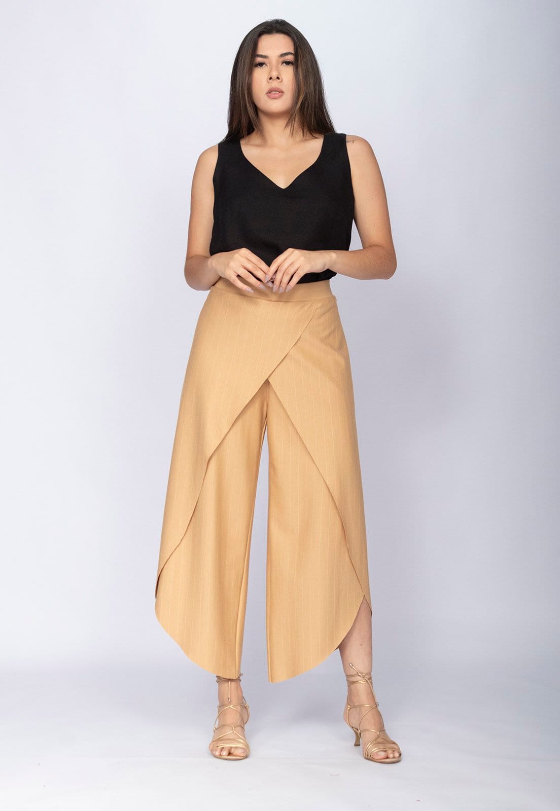 Vista 2 Calça Amazonia Vital Pantacourt Garatéa Transpassada Risca de Giz Dourado Buriti Amazonia Vital caramelo