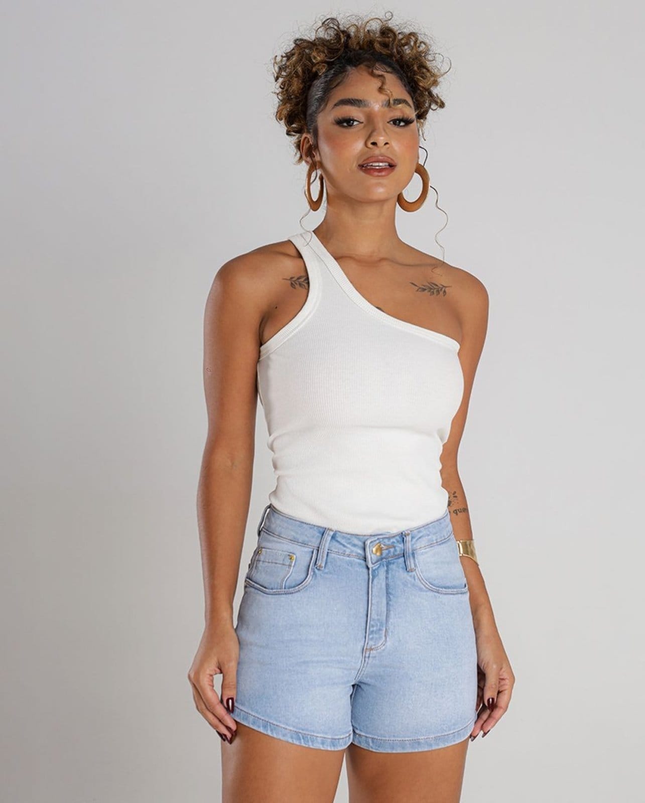 Shorts Mom Feminino Cintura Alta Detalhe Botão 24223 Clara