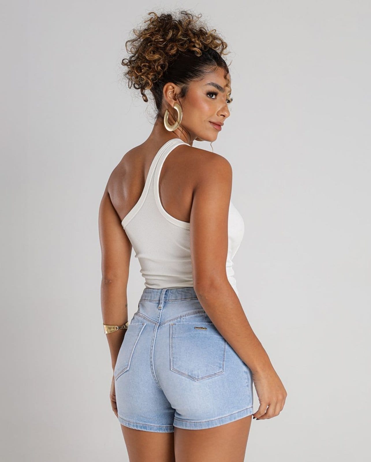 Vista 2 Shorts Mom Feminino Cintura Alta Detalhe Botão 24223 Clara Consciência jeans