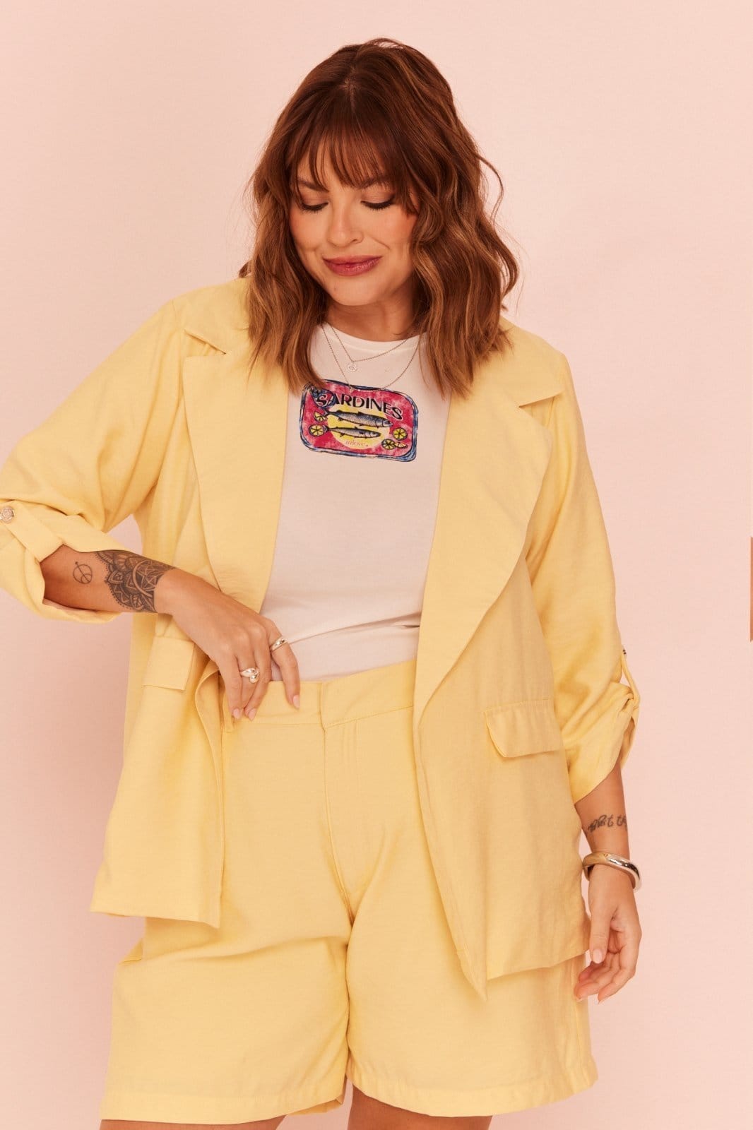 Vista 2 Shorts Alfaiataria In Love Julia In Love amarelo