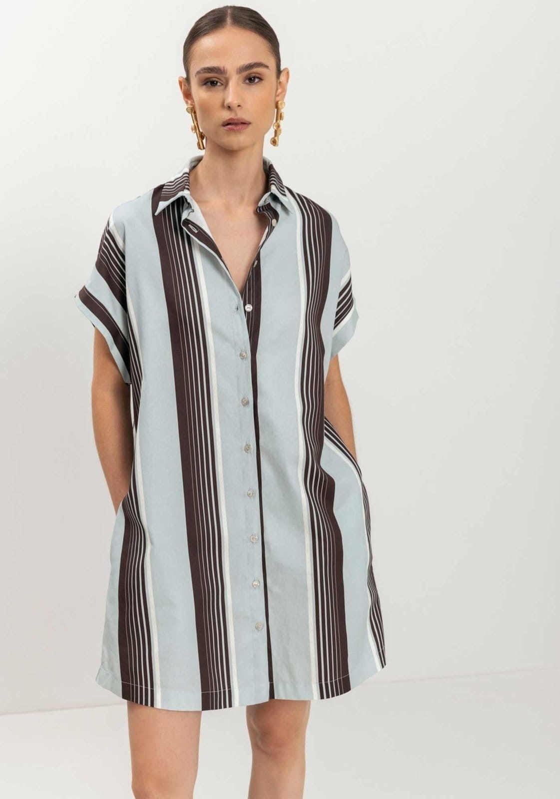 Vestido De Mangas Curtas Com Gola E Botões