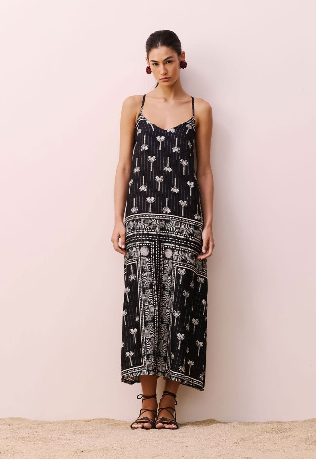 Vista principal Vestido CaCay Midi Decote V CaCay preto