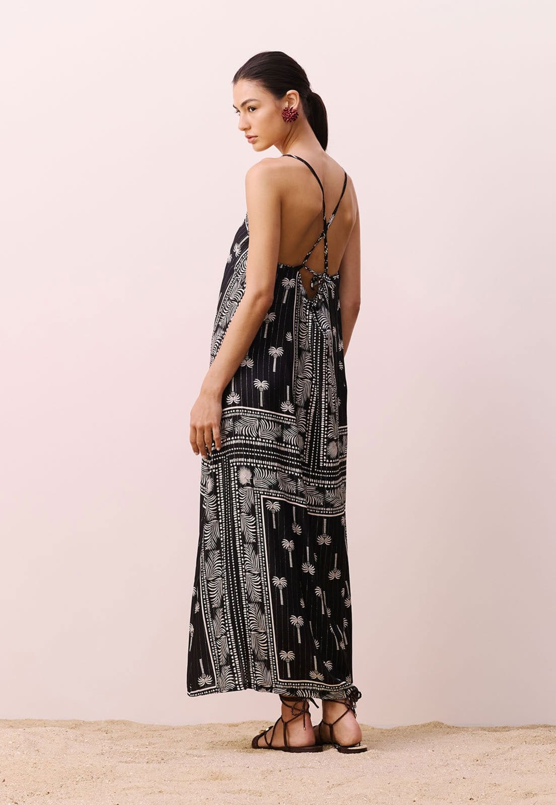 Vista 2 Vestido CaCay Midi Decote V CaCay preto