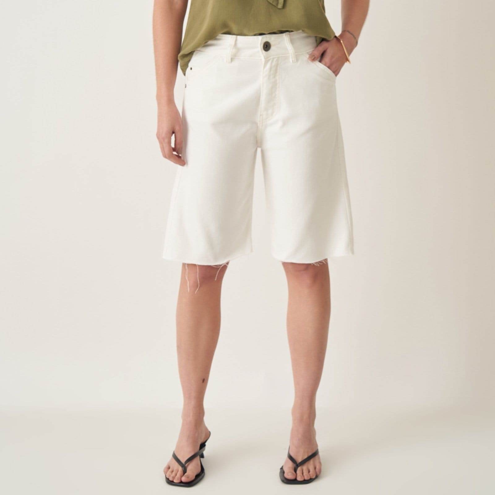 Bermuda Jeans Color Alongada com Bolso-Faca